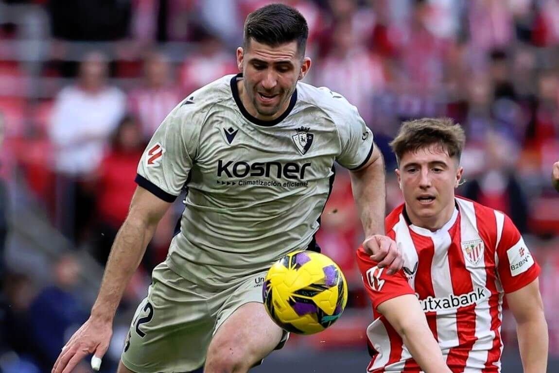  Jesús Areso, lateral de Osasuna, ante Jauregizar en San Mamés.