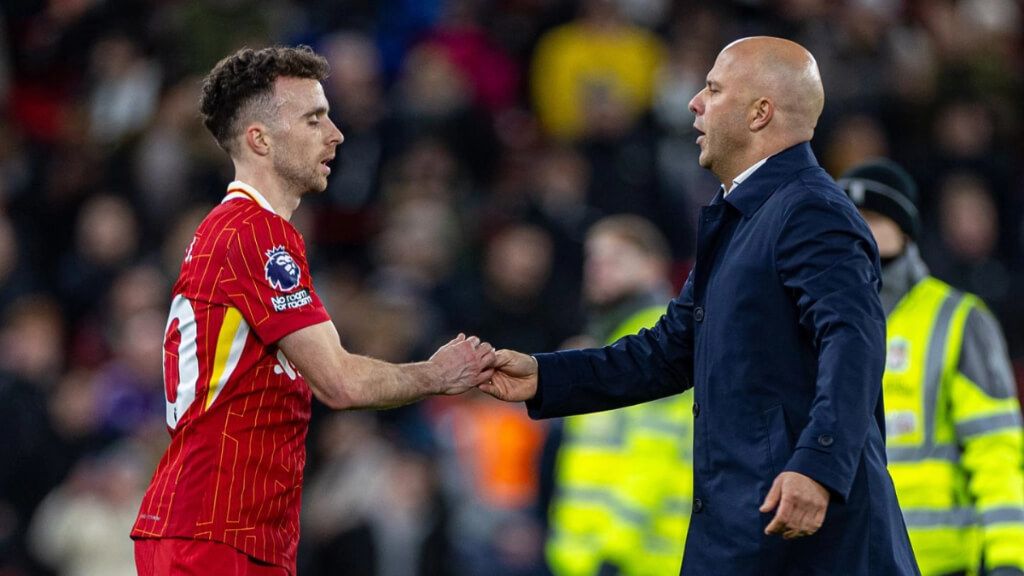 Diogo Jota y Arne Slot, tras un partido del Liverpool (Liverpool FC)
