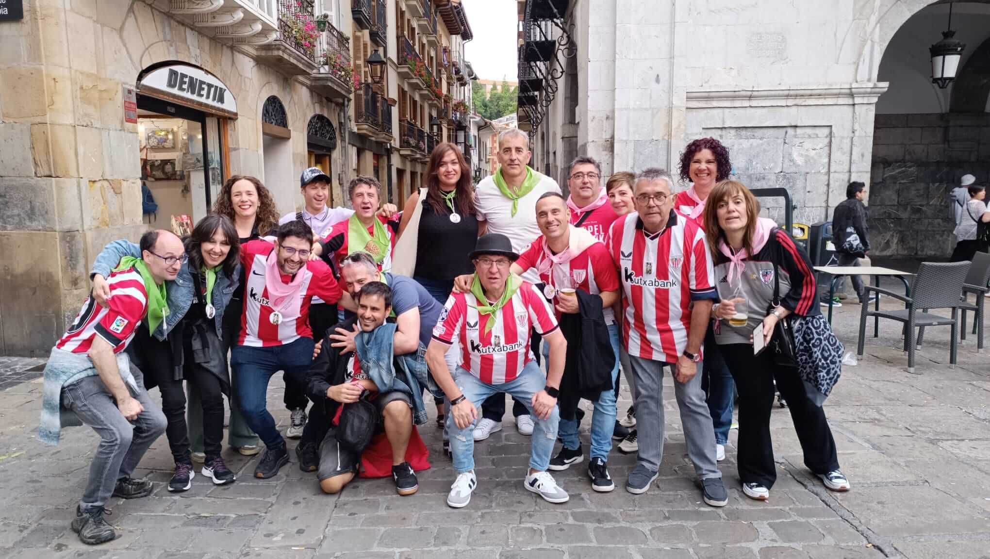 Arrasate acogió la quinta edición del "Zuri-gorri Eguna" en Gipuzkoa.