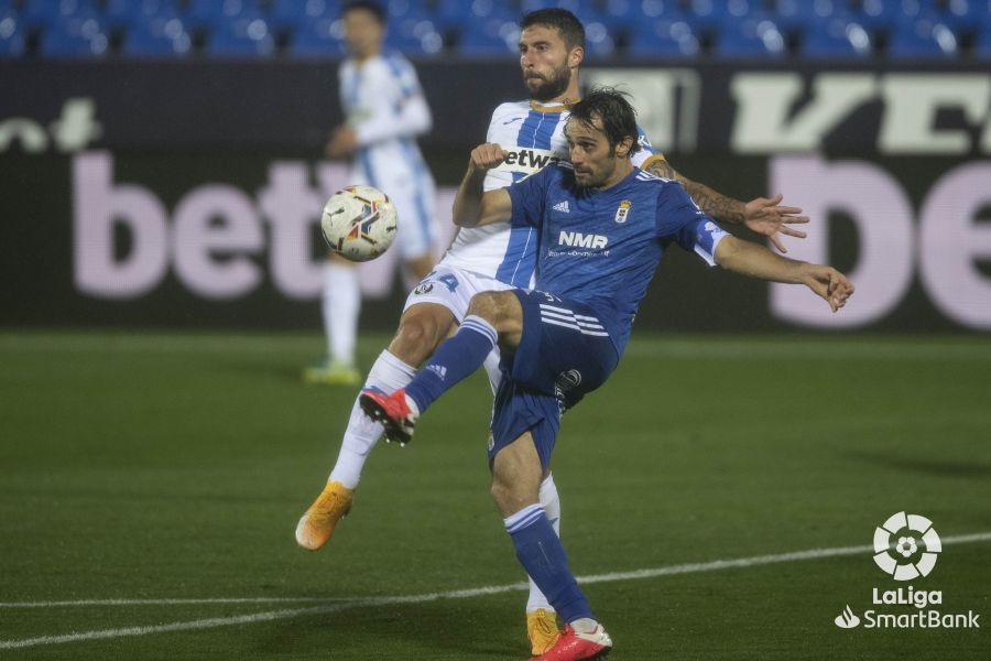  Arribas pelea por un balón ante un jugador del Leganés.