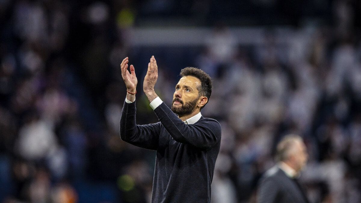  Carlos Corberán aplaude al cielo