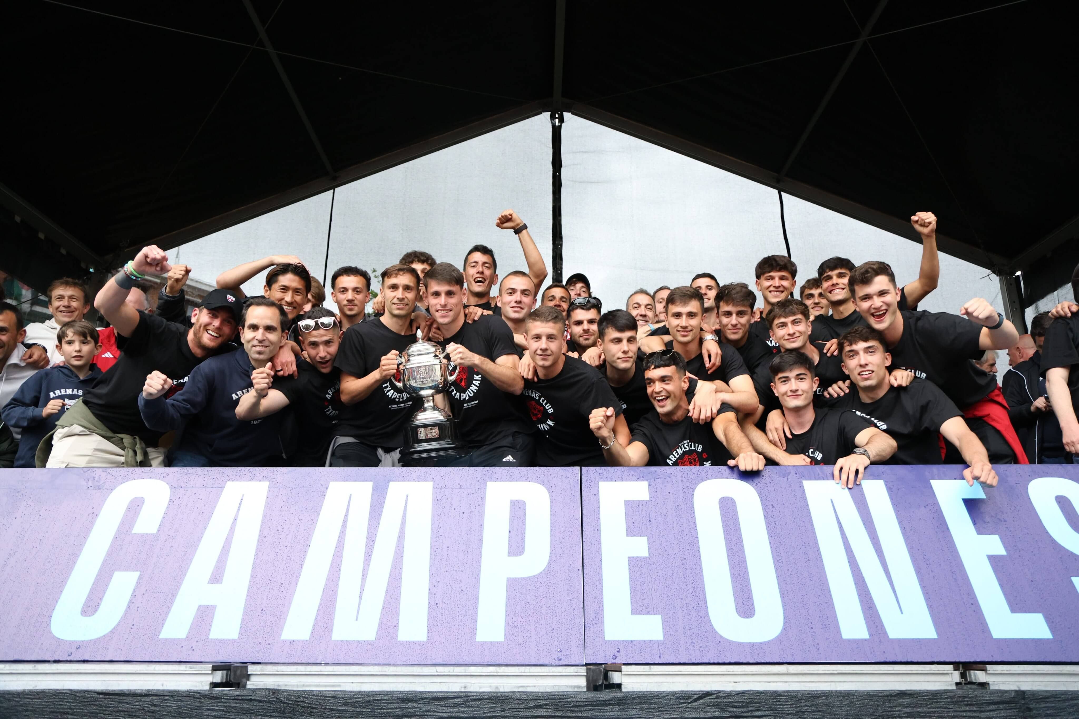 Celebración del Arenas de Getxo tras su ascenso.