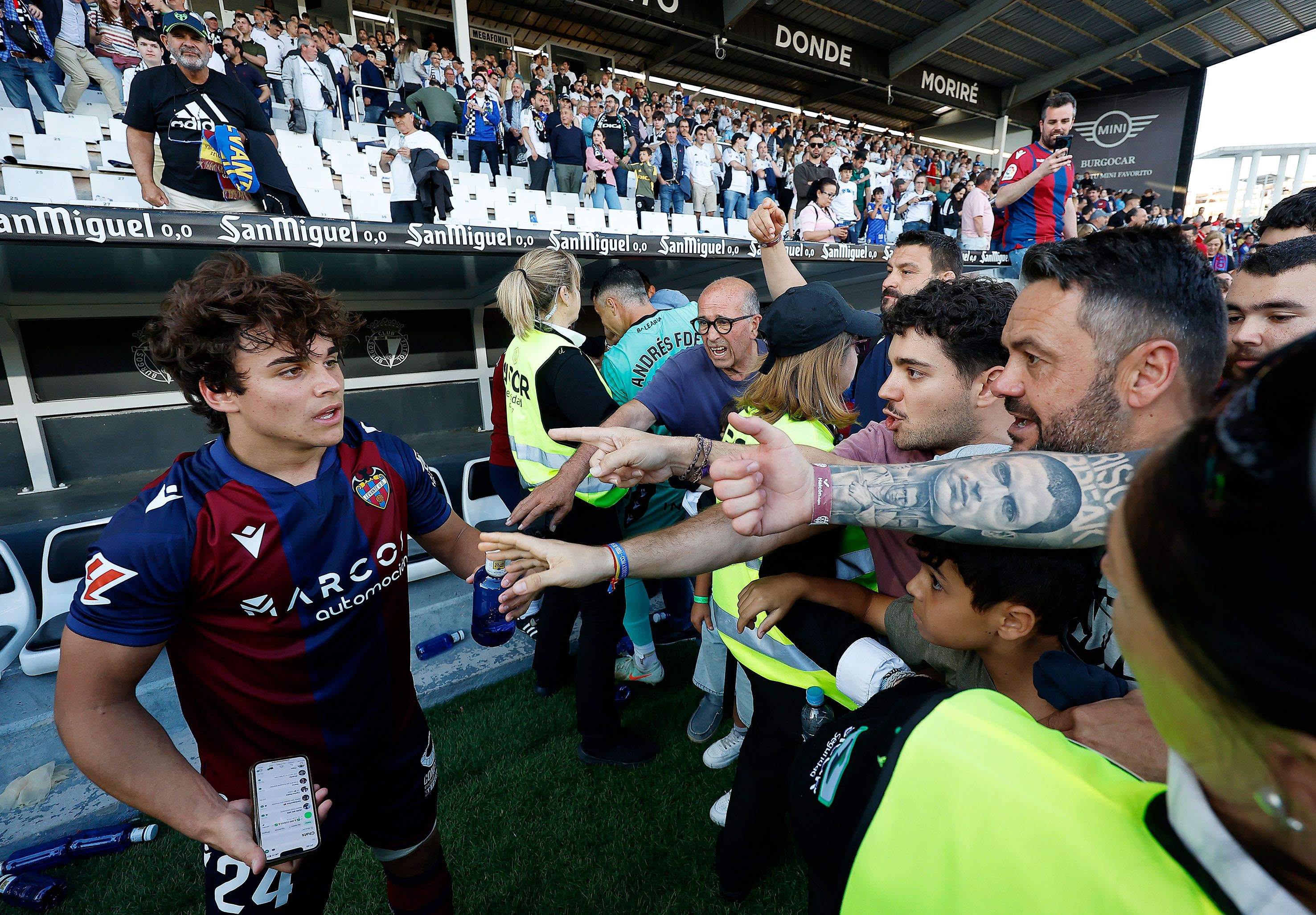 José Luis Morales y Vicente Iborra celebran un gol del Levante en Burgos.