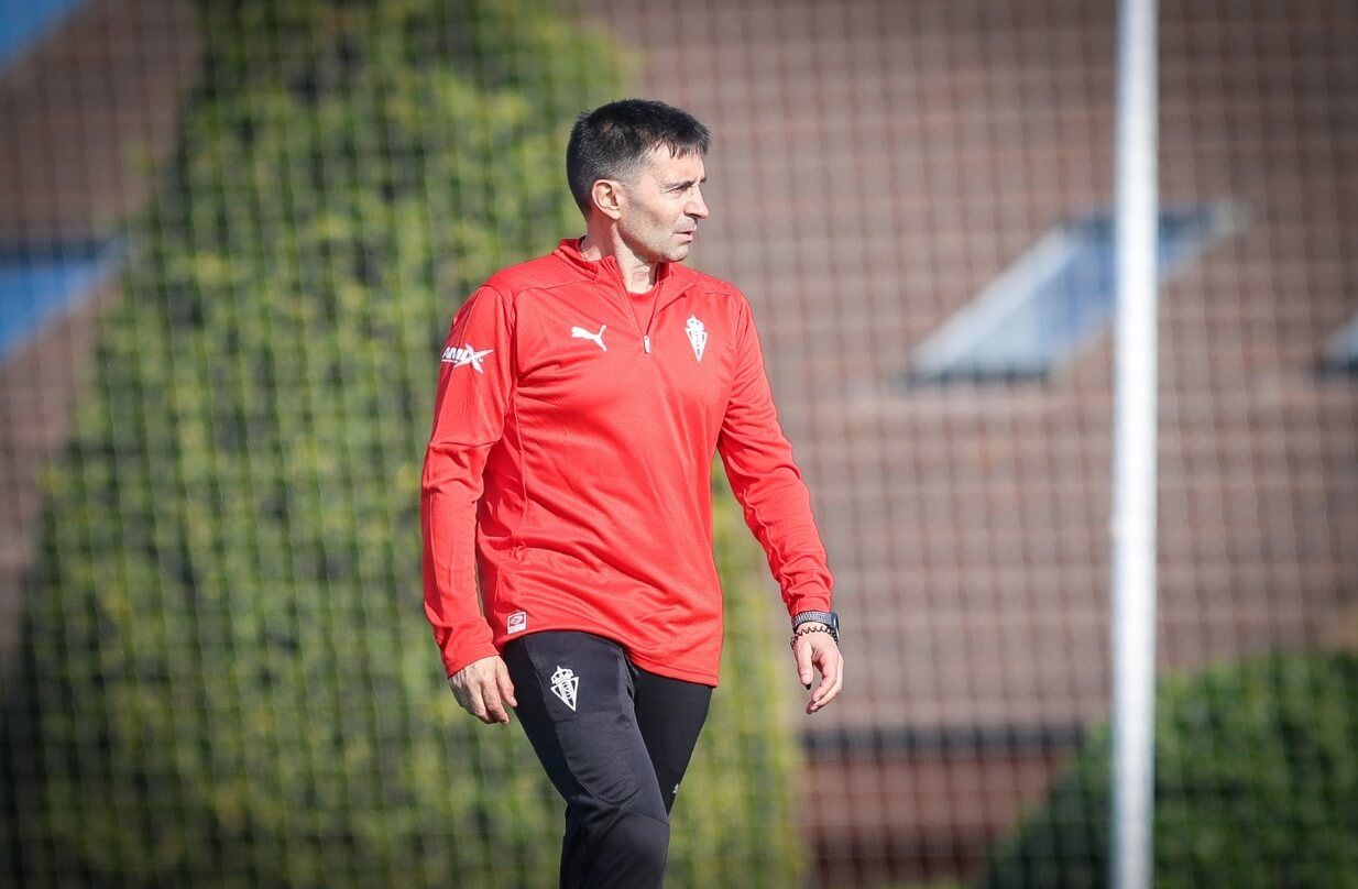 Asier Garitano, durante su primer entrenamiento con el Sporting (Foto: RSG).