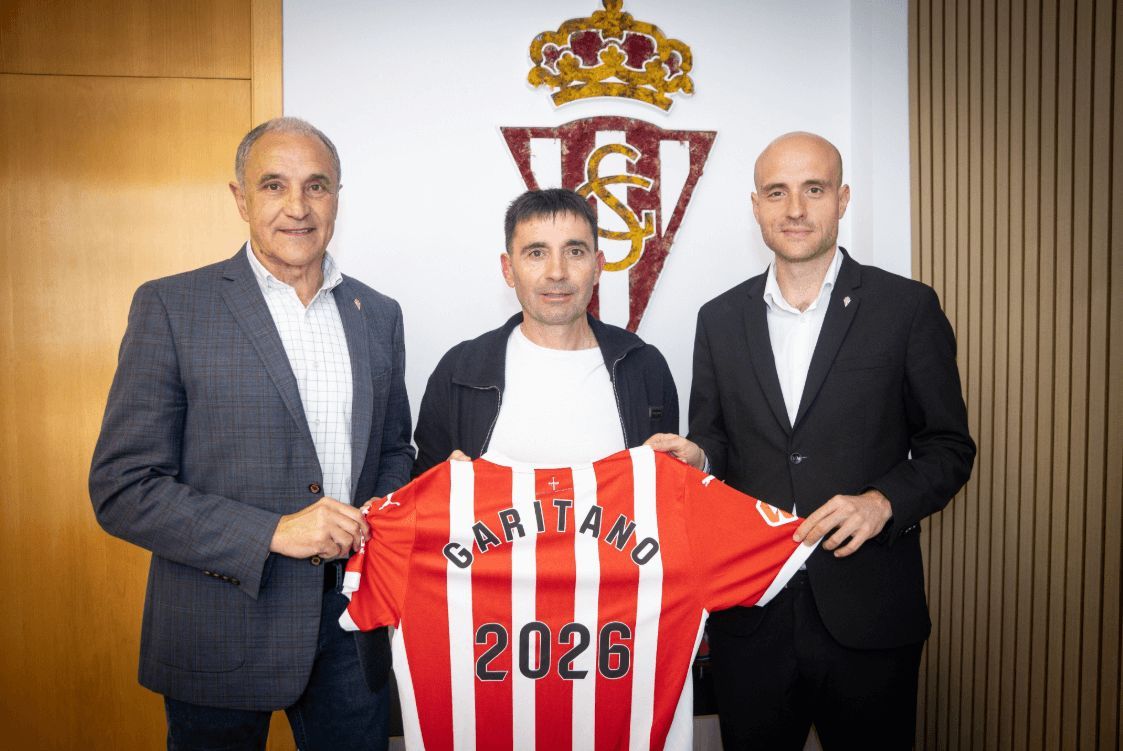 Asier Garitano posa con la camiseta del Sporting tras hacerse oficial su fichaje.