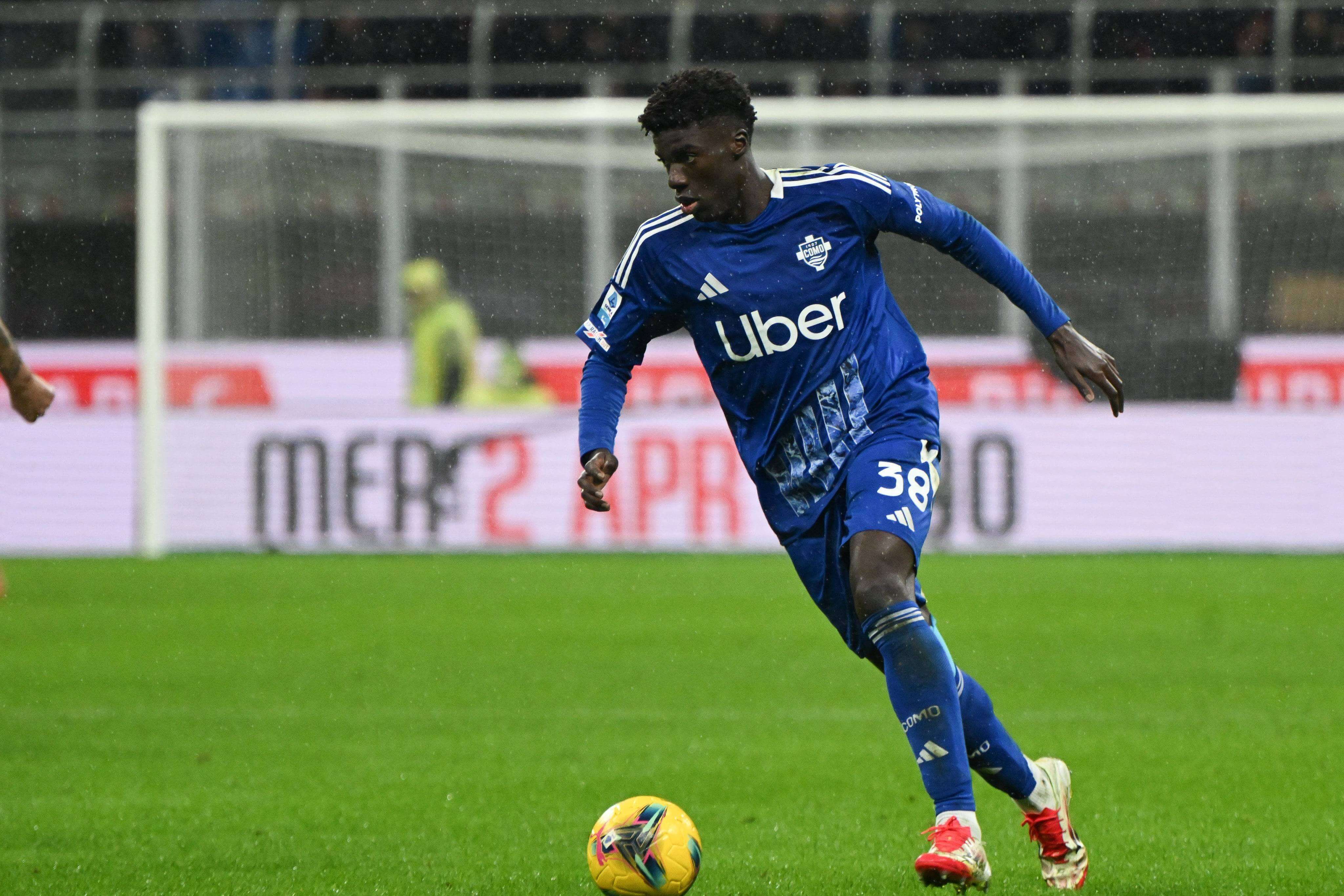 Assane Diao conduce el balón durante el Milan-Como.