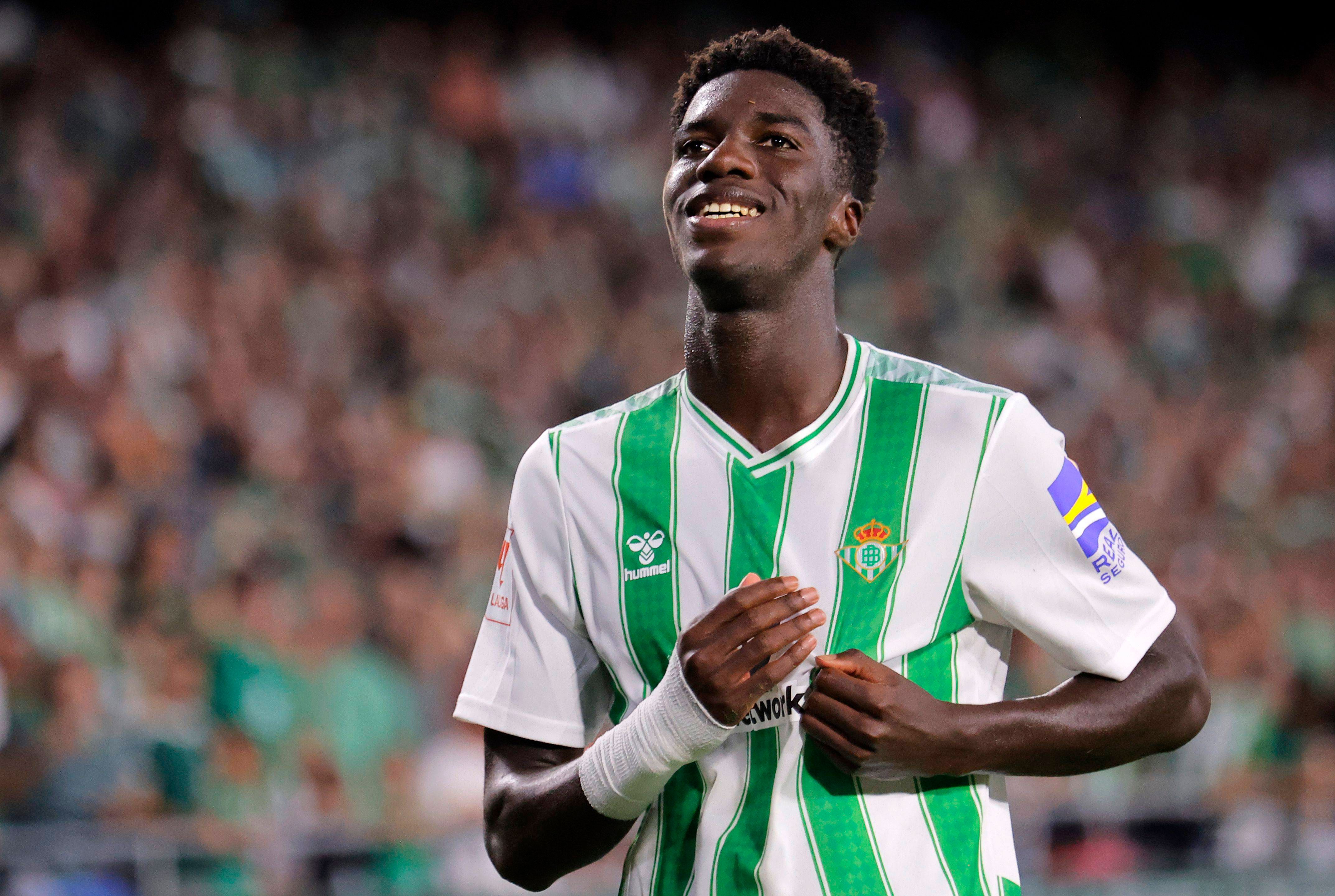  Assane Diao celebrando un gol con el Betis