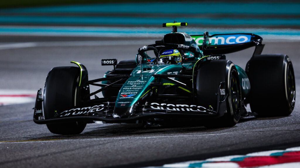  El coche de Aston Martin en carrera, pilotado por Fernando Alonso.