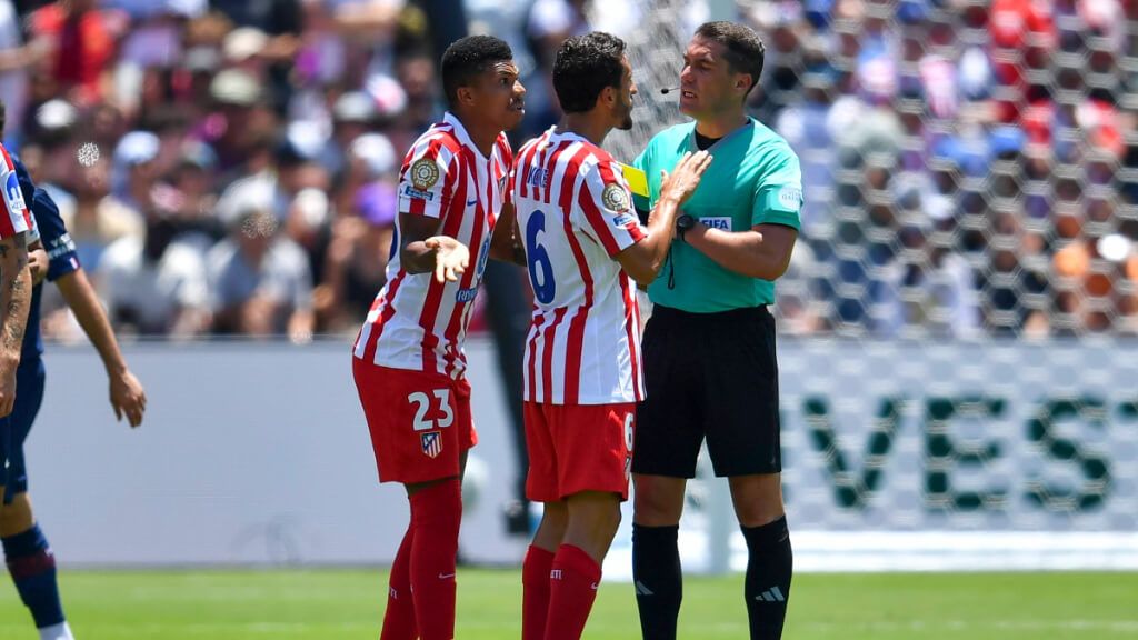  Los jugadores del Atleti quejándose al árbitro durante el partido contra el PSG (Cordon Press)
