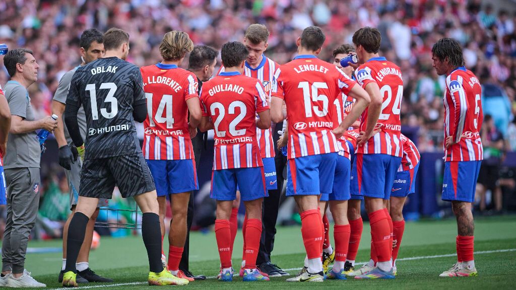 Los jugadores del Atlético de Madrid ante el Betis (Fuente: Cordon Press)