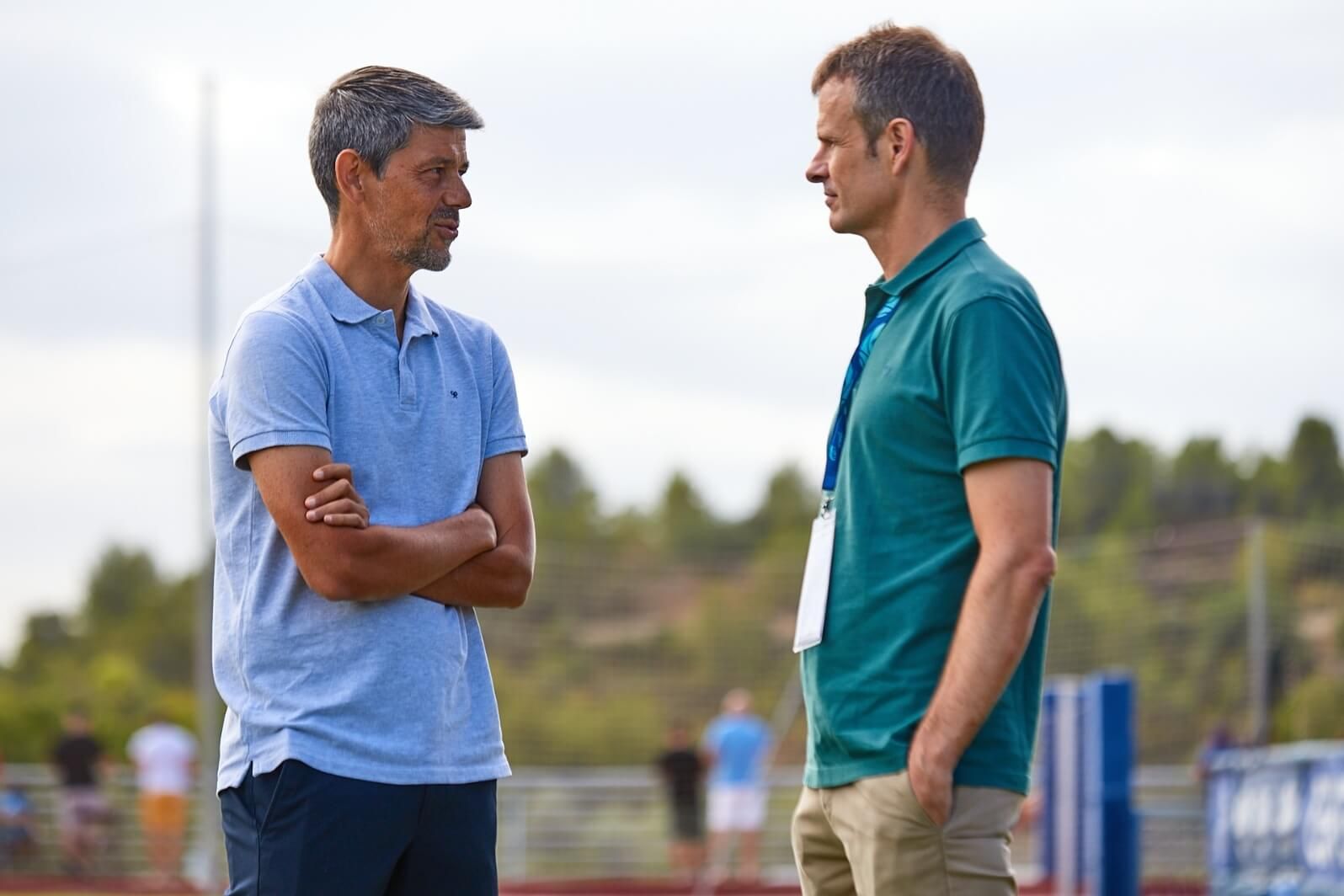  El entrenador del Femenino David Aznar habla con el presidente Jon Uriarte en un desplazamiento.