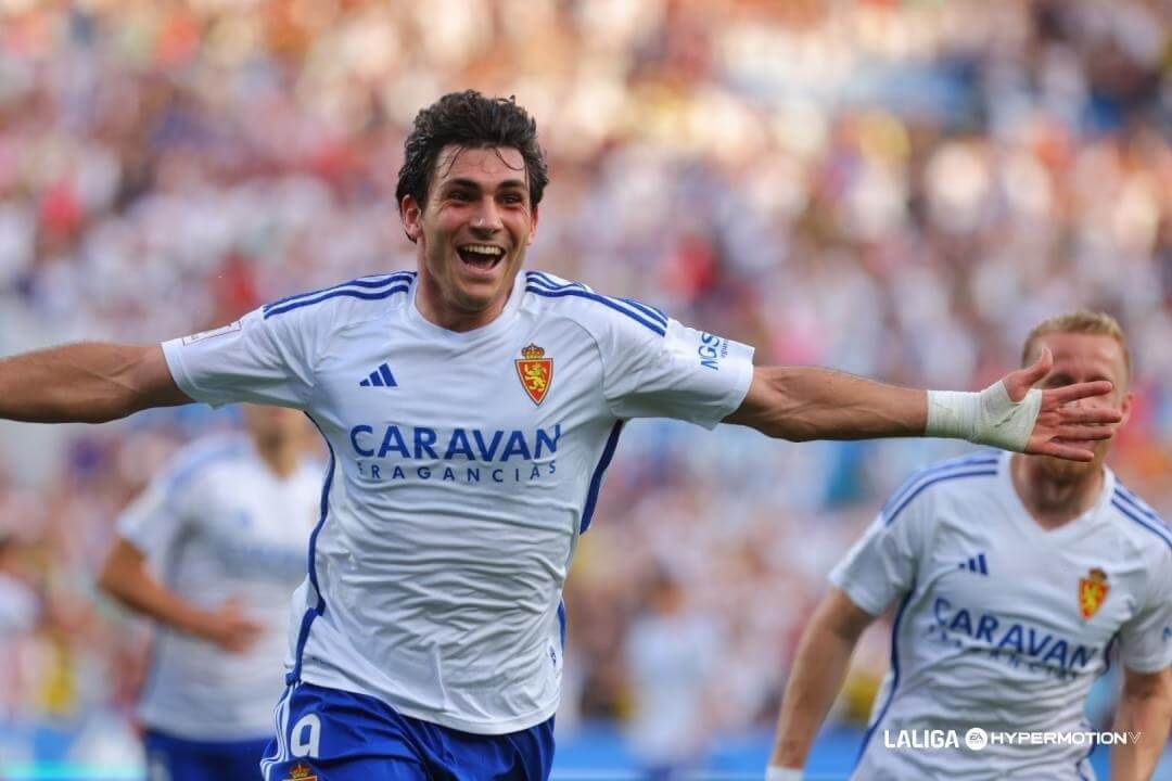 Iván Azón celebra su gol al Elche.