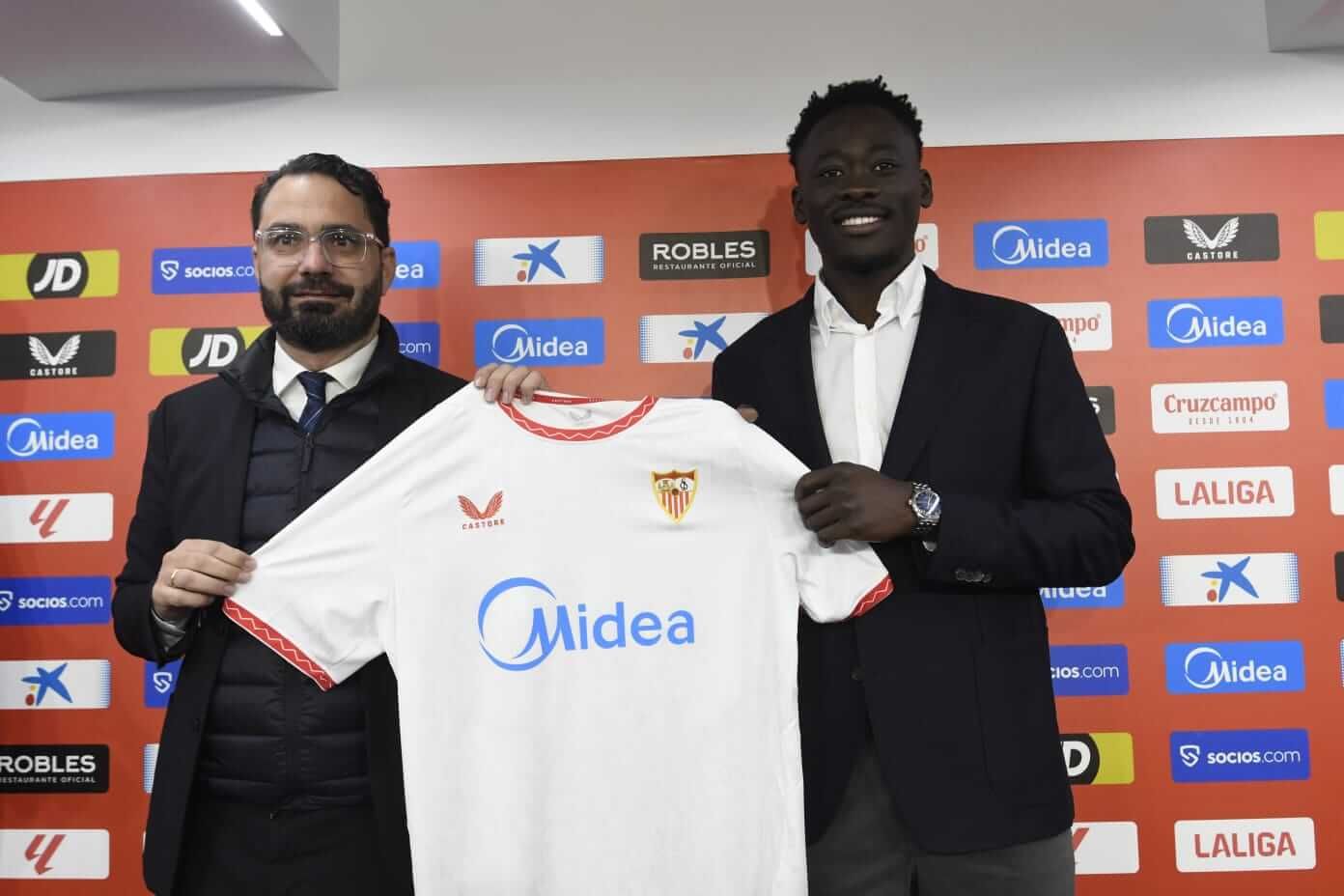 Víctor Orta, en la presentación de Akor Adams