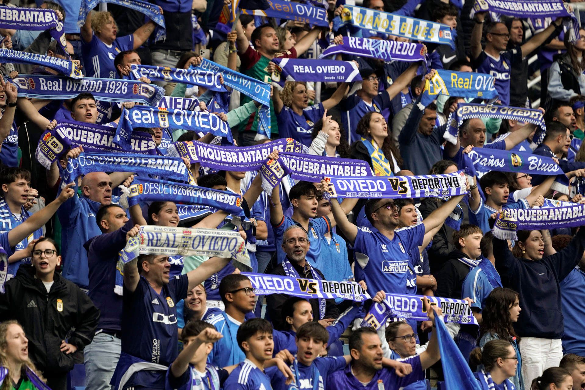  Aficionados del Oviedo animan antes del inicio del encuentro (FOTO: EFE).
