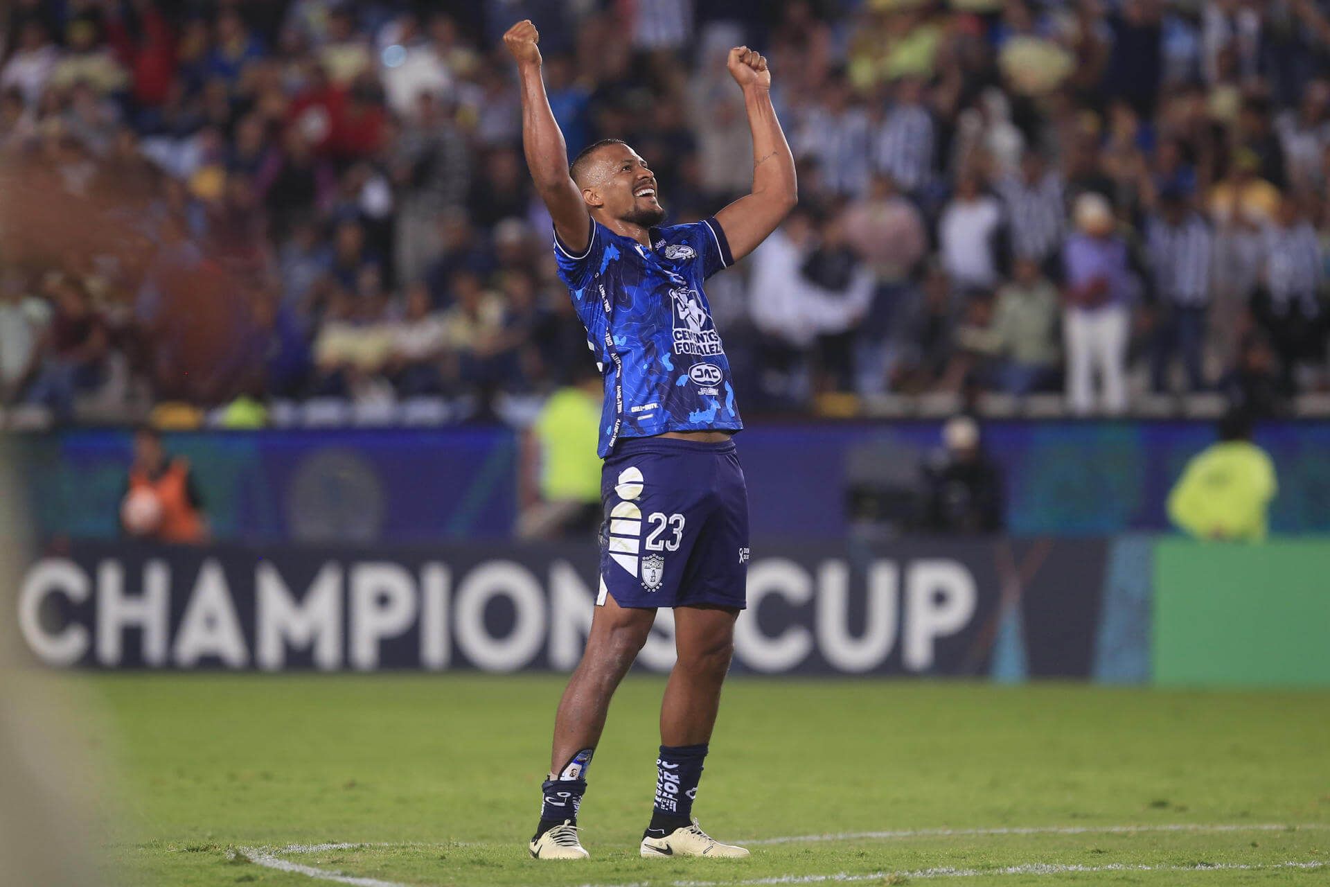 Rondón celebra el pase a la final de la Concachampions con Pachuca. (EFE/ David Martínez Pelcastre)