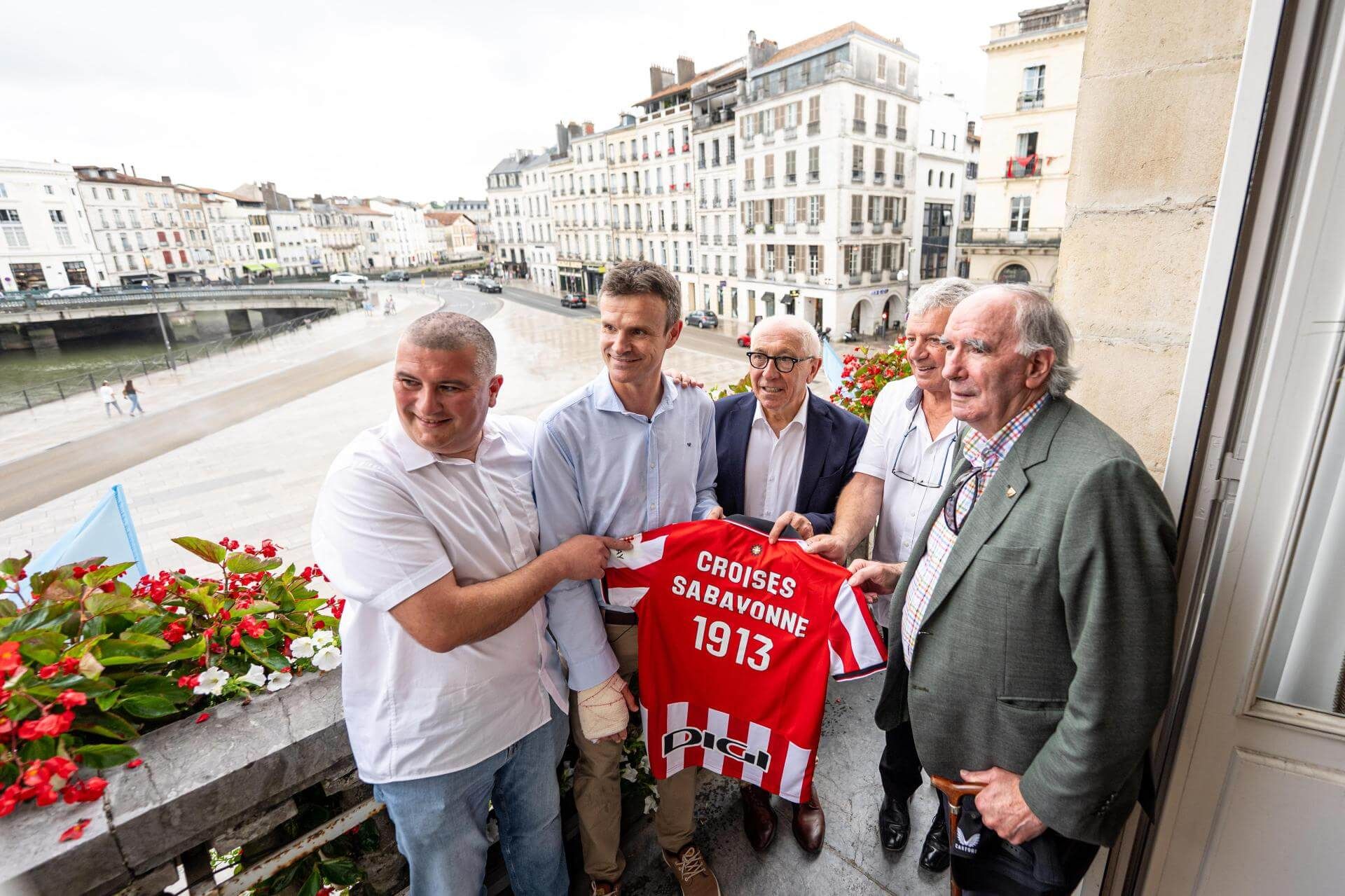  Jon Uriarte e Iribar hacen apostolado zurigorri en Iparralde.