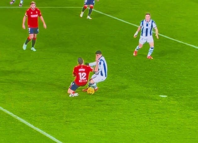 Barrenetxea recibió un manotazo en la cara.