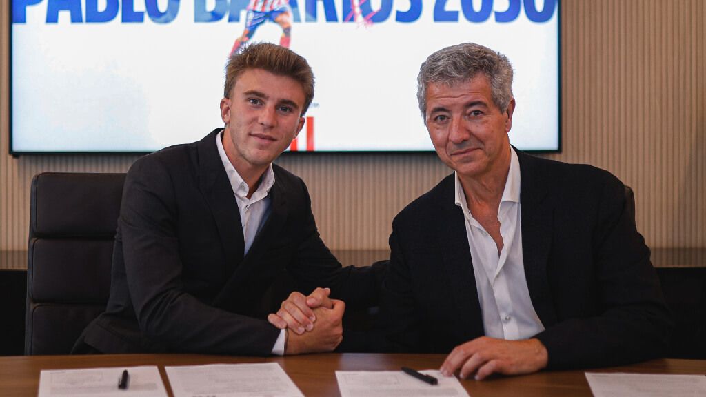 Pablo Barrios y Miguel Ángel Gil Marín, en la renovación ('X' @Atleti)