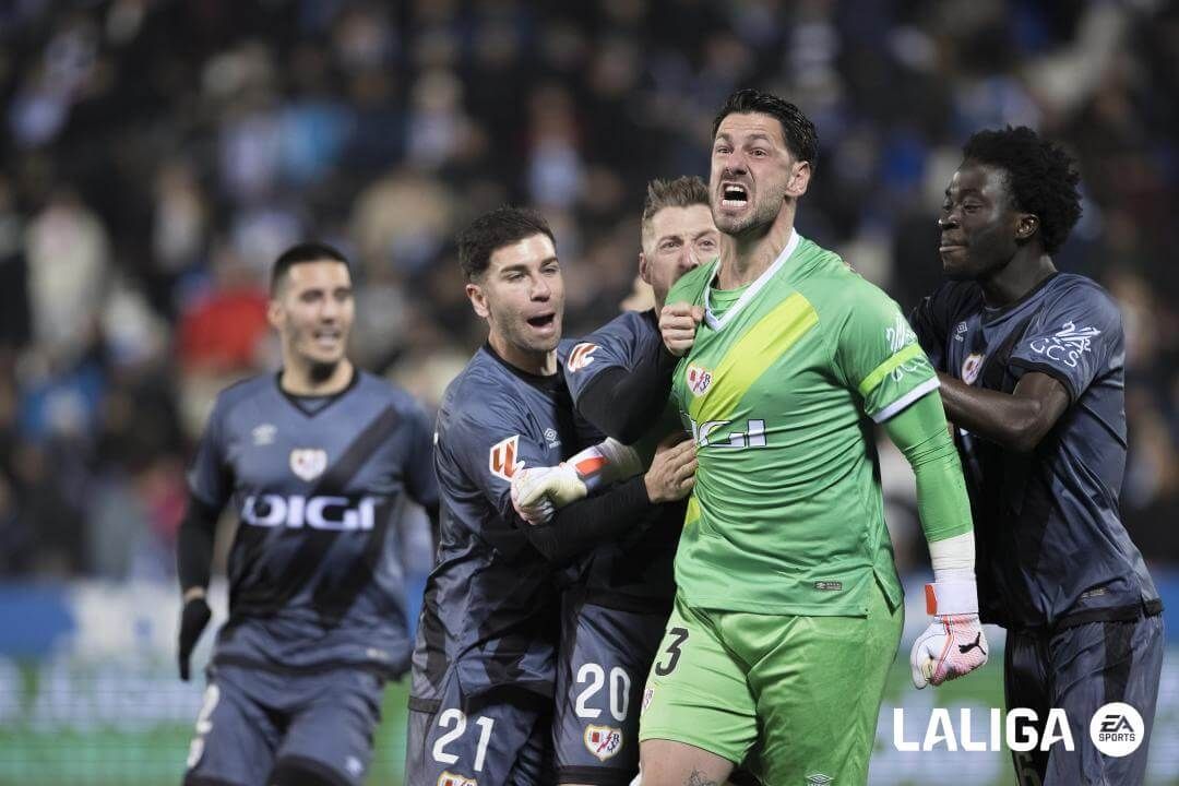 Batalla celebra con sus compañeros la parada del penalti.