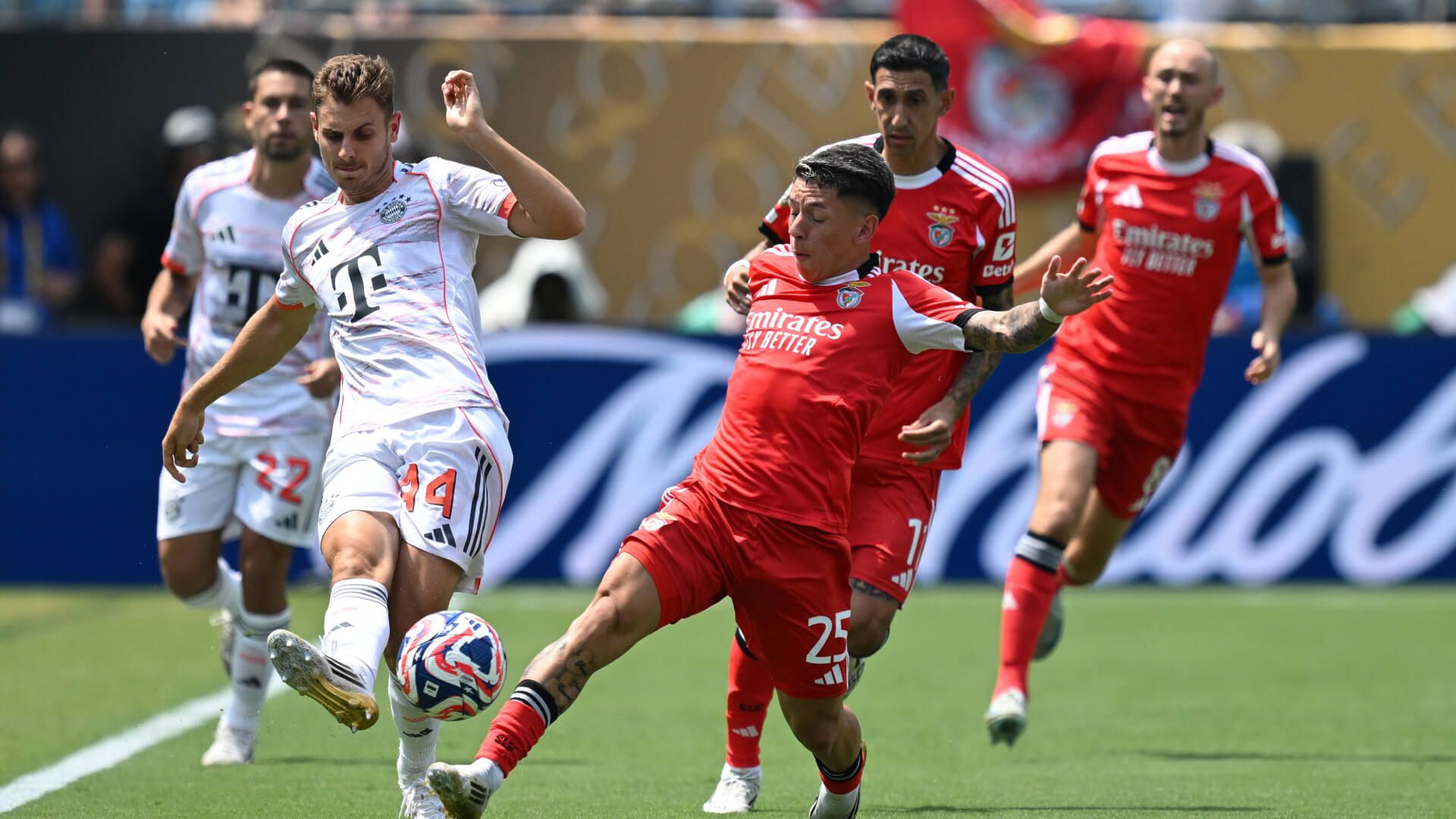 Jugadores del Benfica y Bayern durante el partido (Cordon Press)