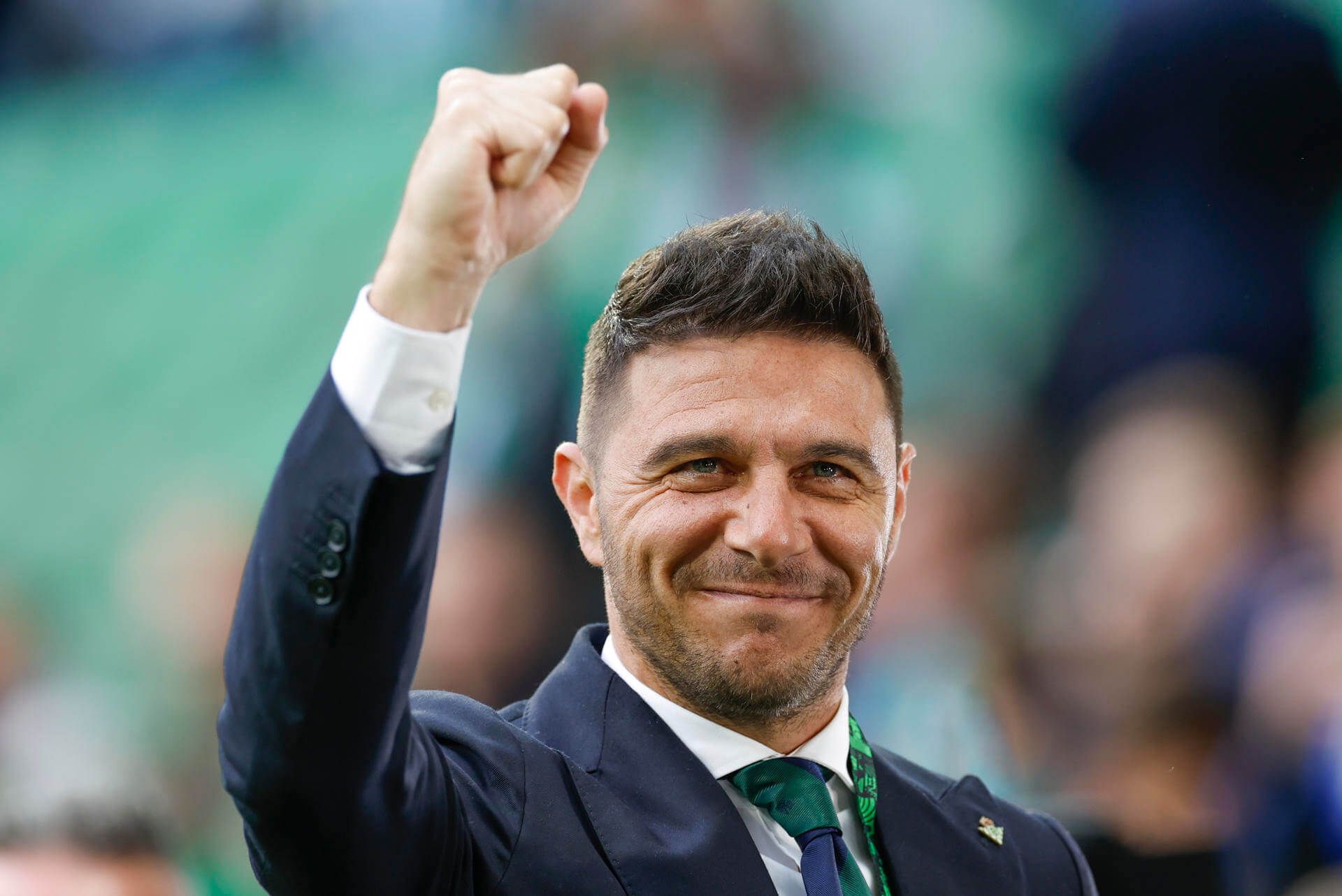 Joaquín Sánchez, alentando a la grada del Real Betis