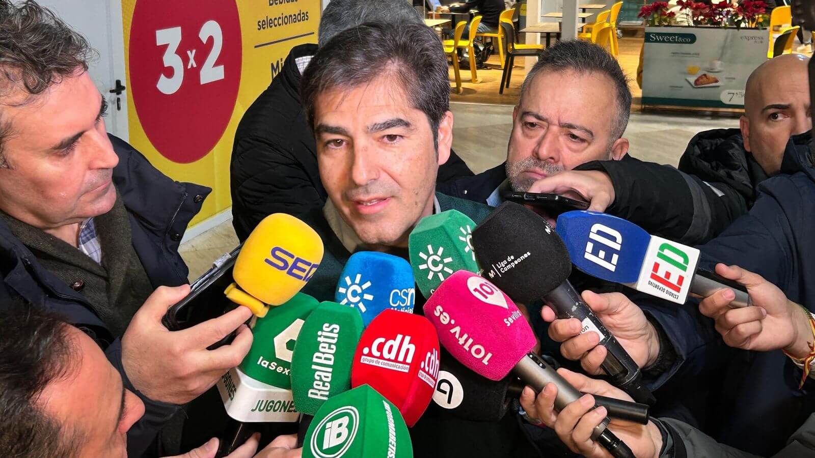 Ángel Haro, ante los compañeros de prensa.