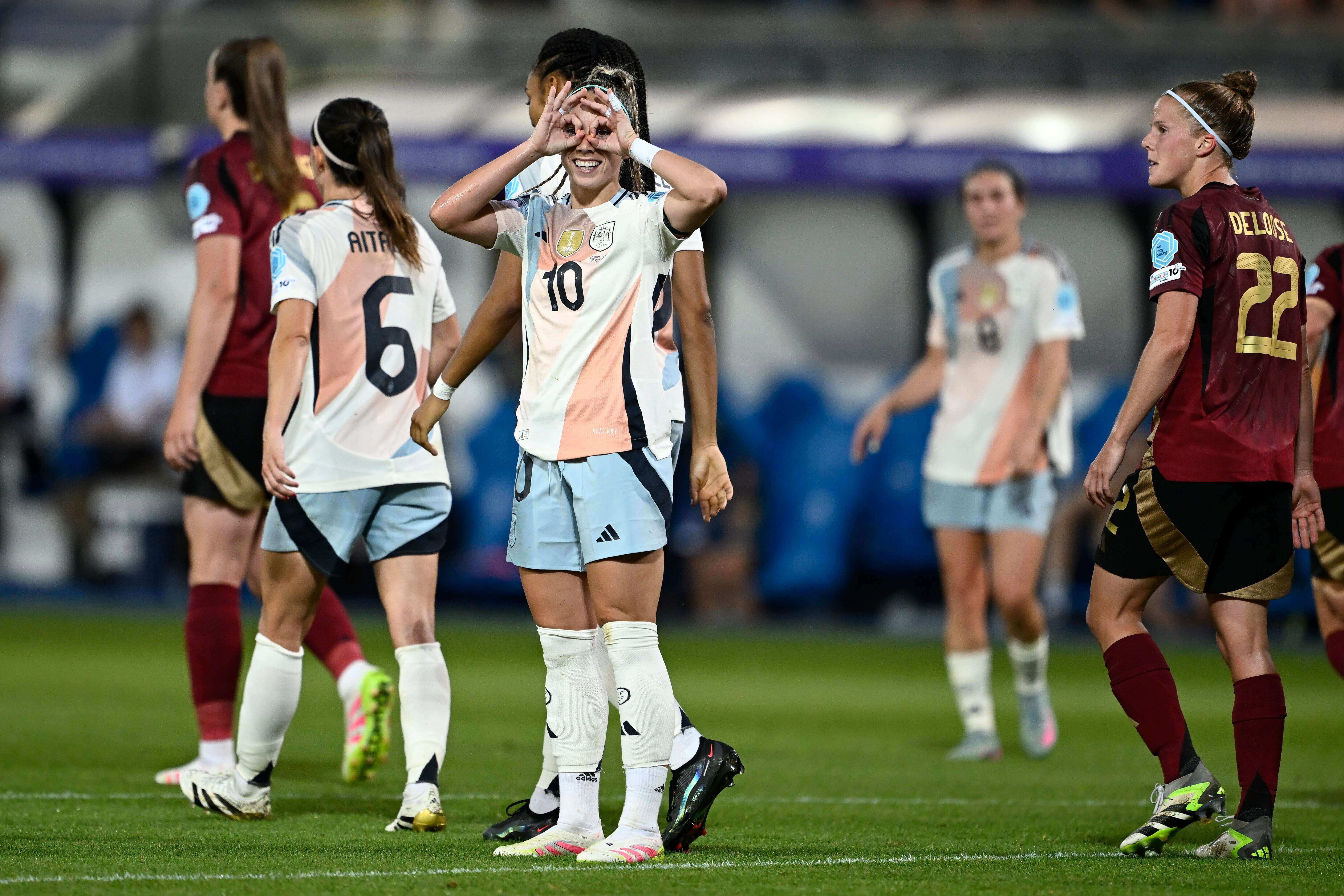 Athenea del Castillo celebra uno de sus goles en el Bélgica-España.