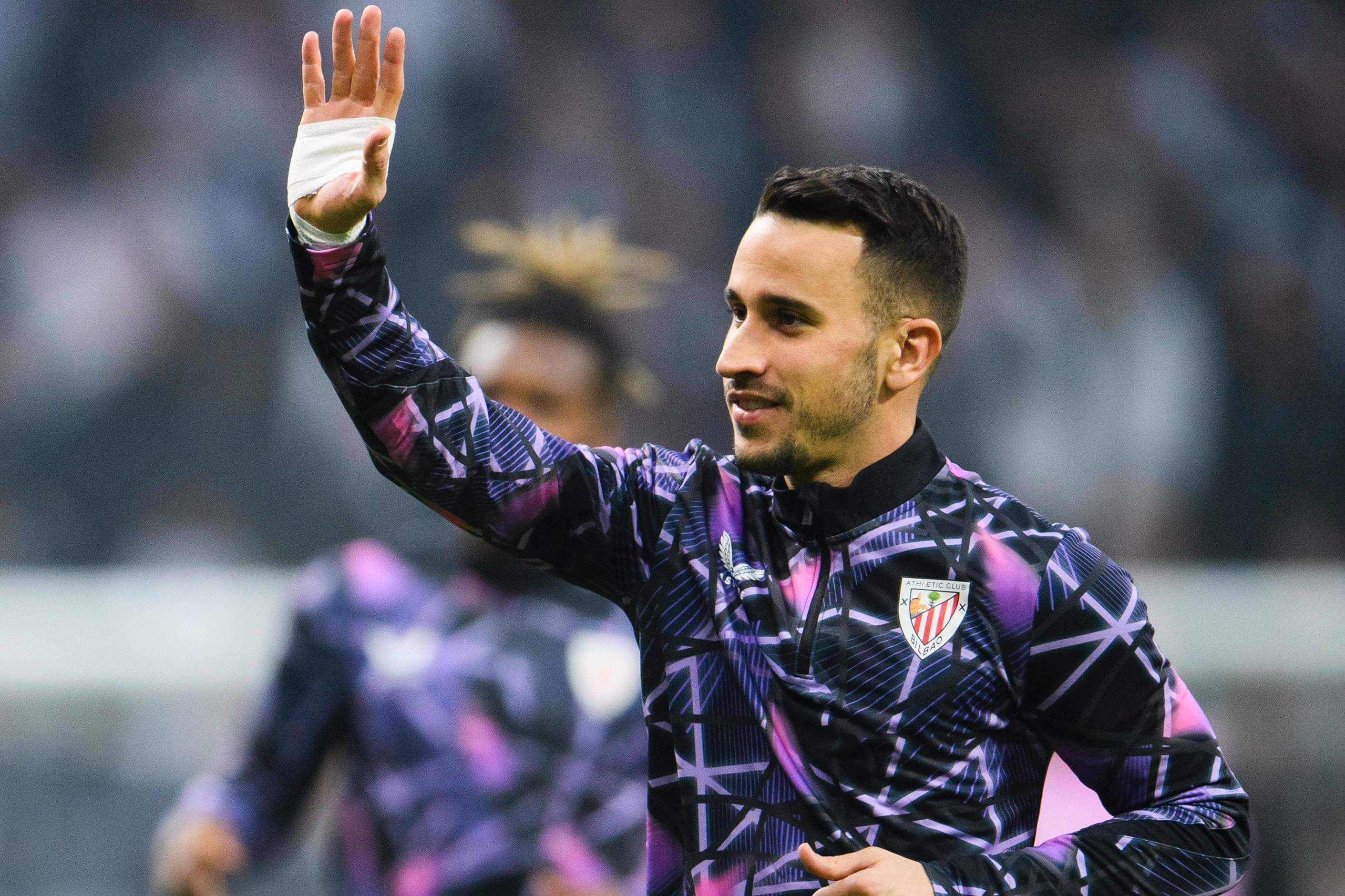  Alex Berenguer calienta ante el Besiktas en Estambul.