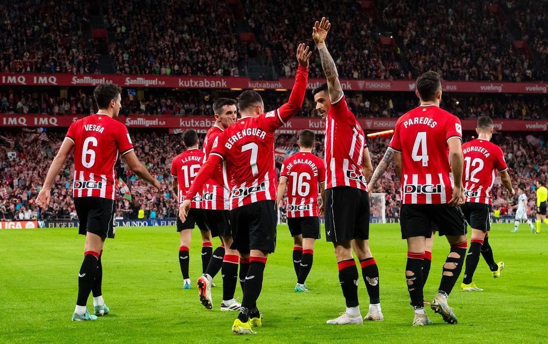 Alex Berenguer saluda a Yuri Berchiche en un derbi ante la Real en San Mamés.