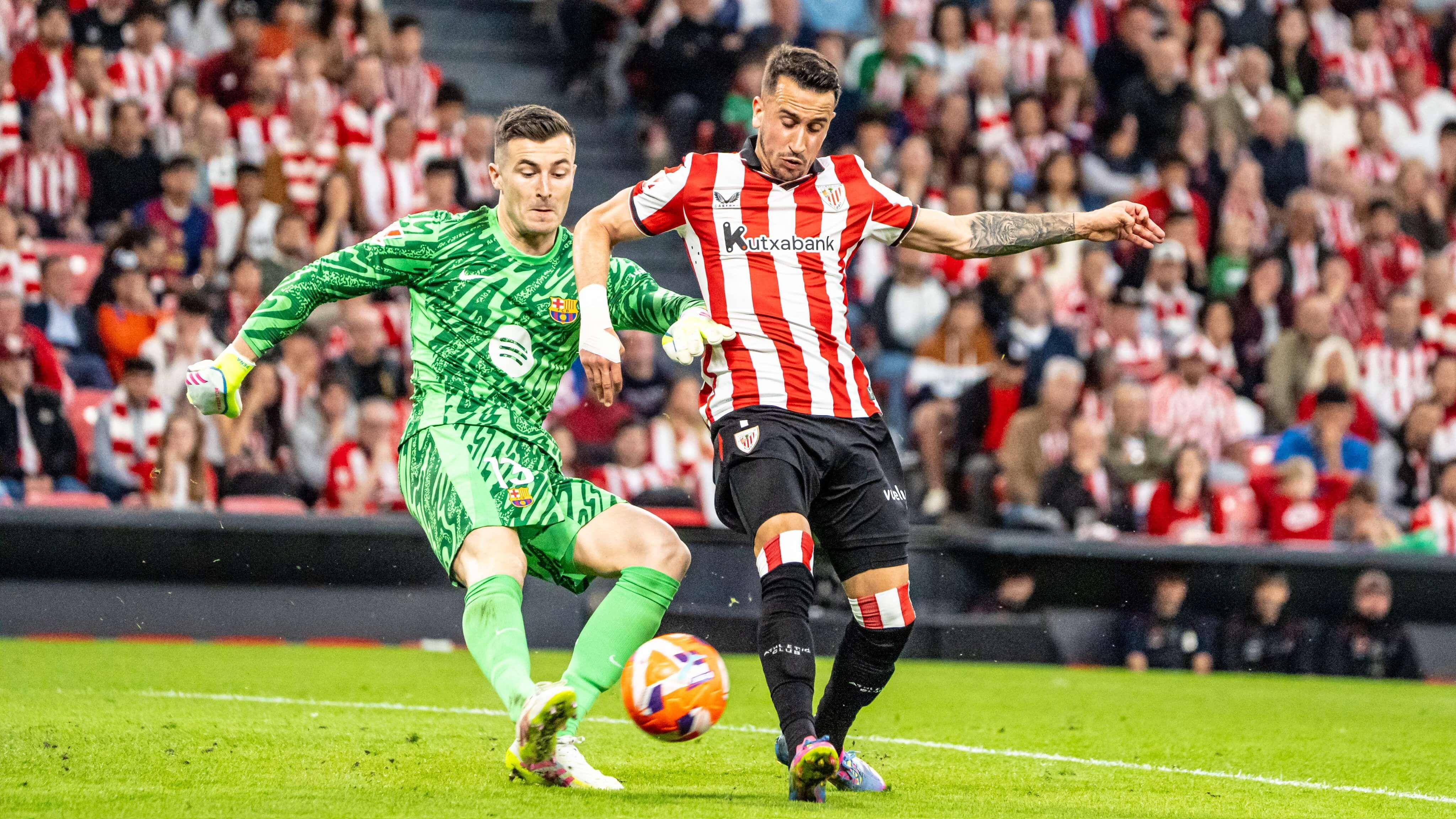 Iñaki Peña y Alex Berenguer en el partido ante el Barça en San Mamés.