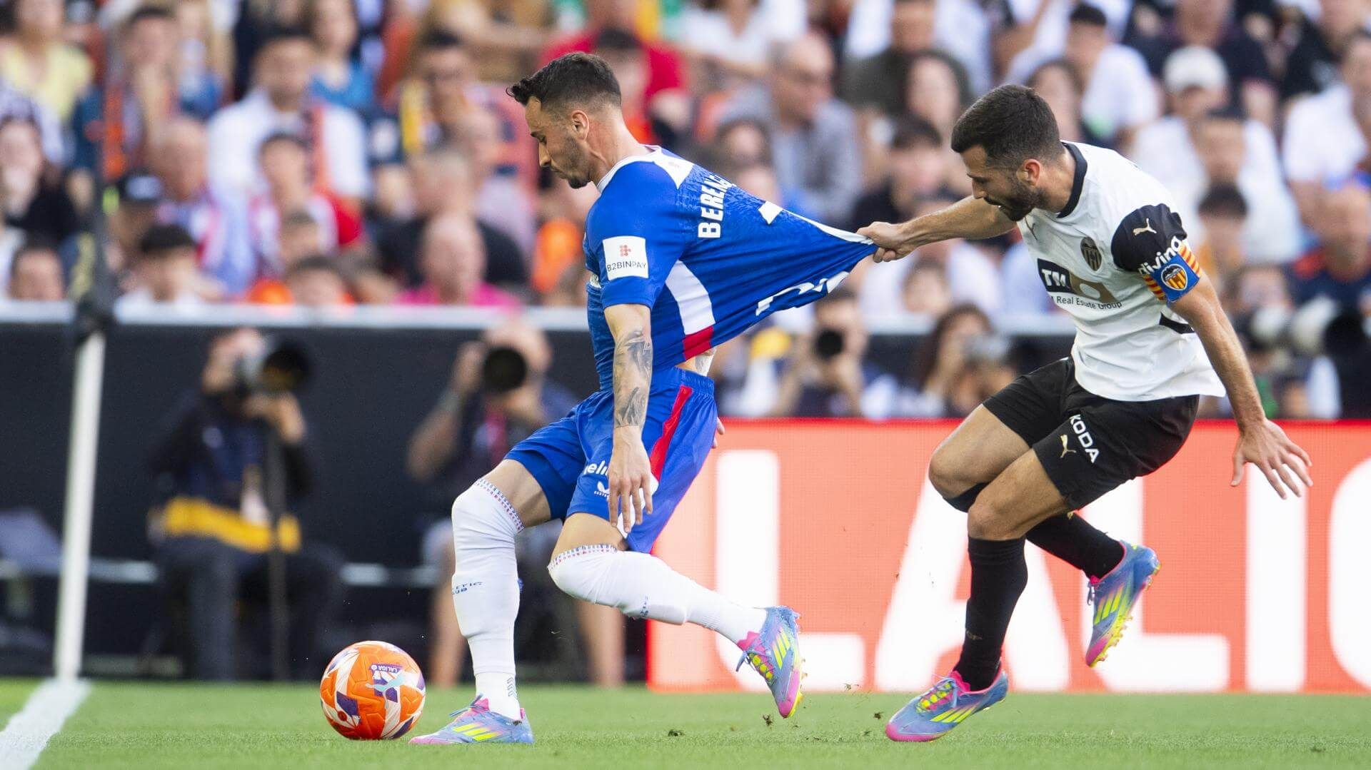  Alex Berenguer es agarrado por Gayá, en Mestalla, en el partido ante el Valencia CF.