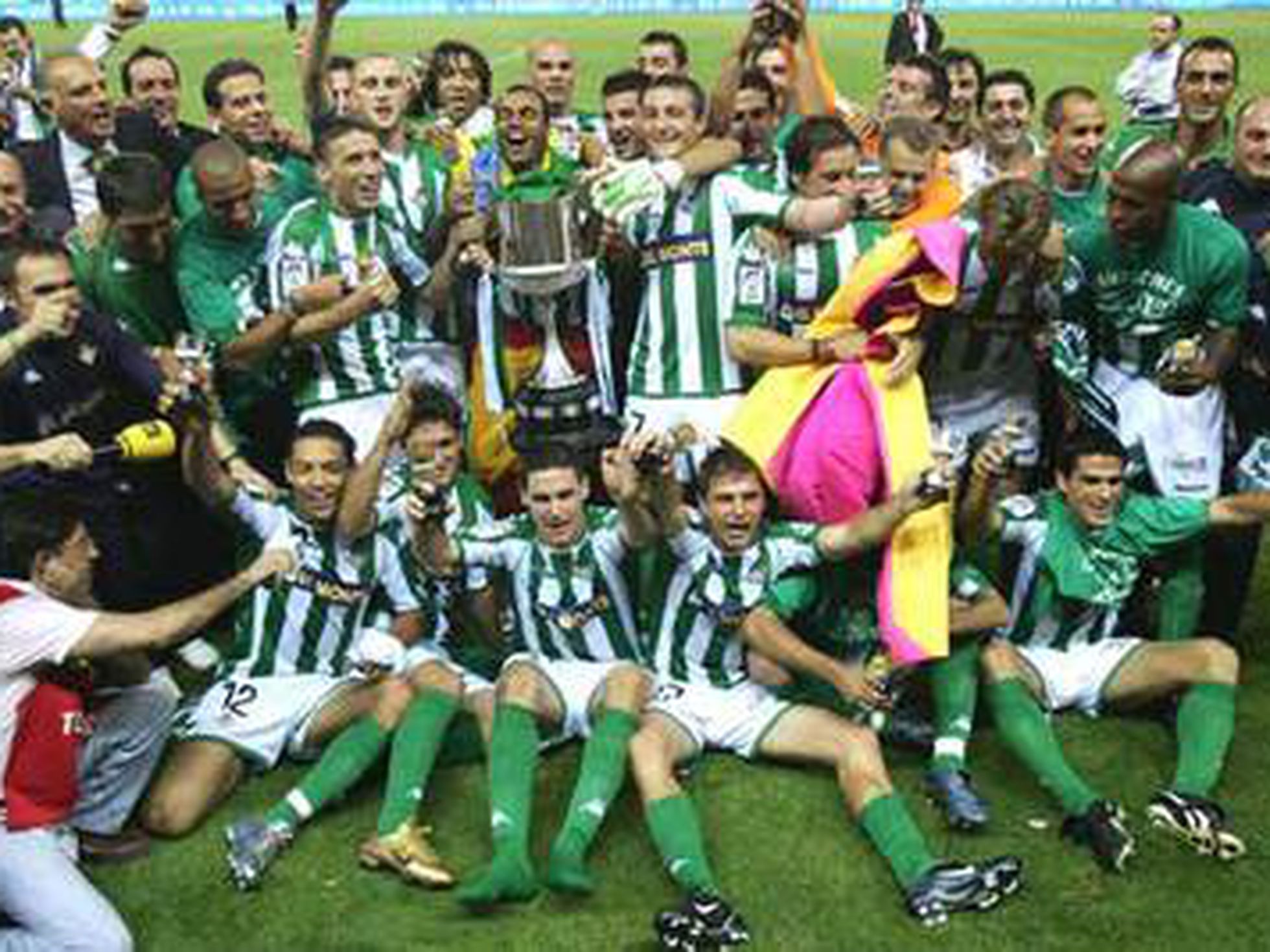  La plantilla del Betis celebra el título de la Copa del Rey de 2005 ante Osasuna (Foto:EFE)