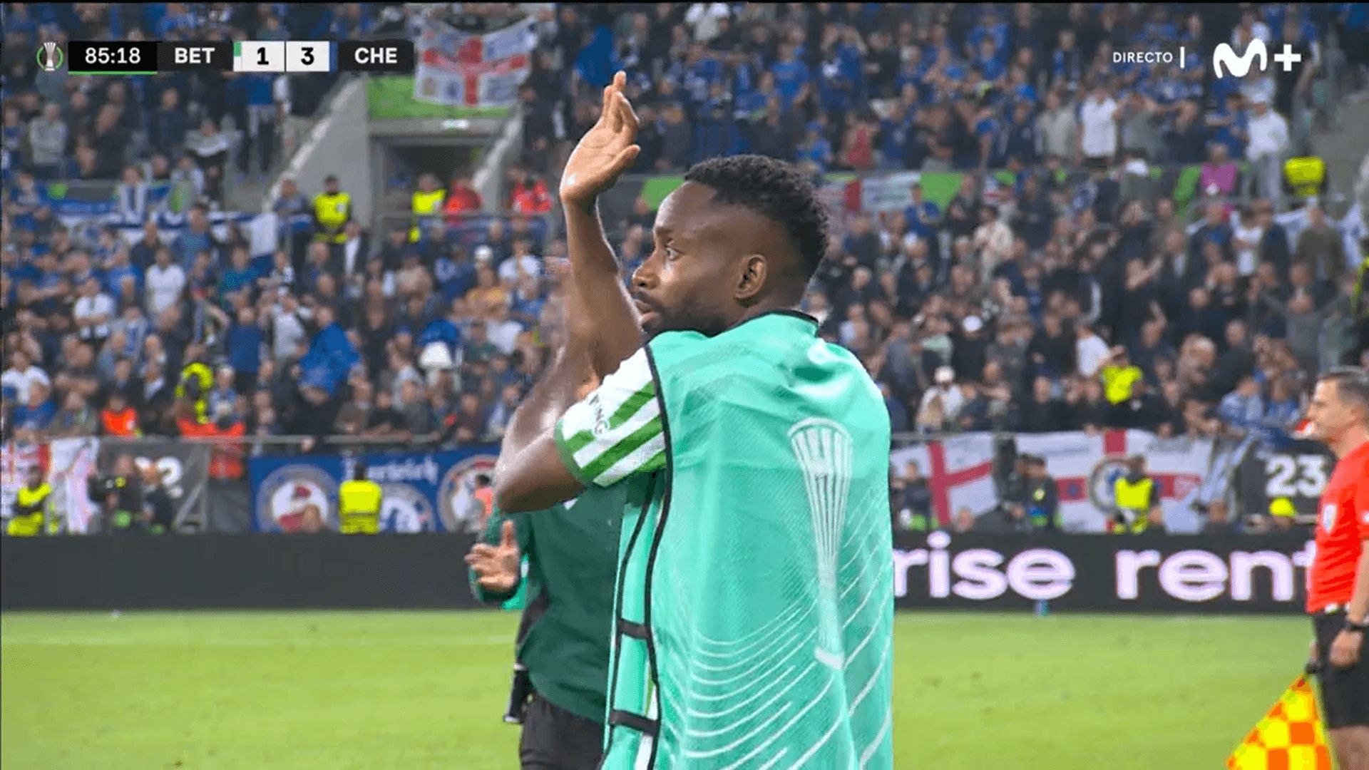  Cedric Bakambu pide penalti en el Betis-Chelsea.