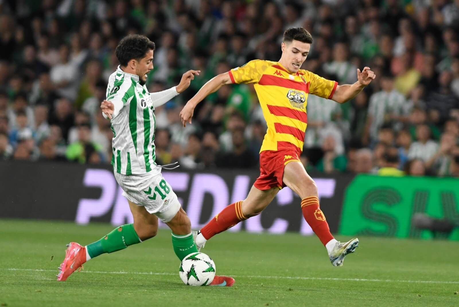  Pablo Fornals y Miki Villar, en el Betis-Jagiellonia.
