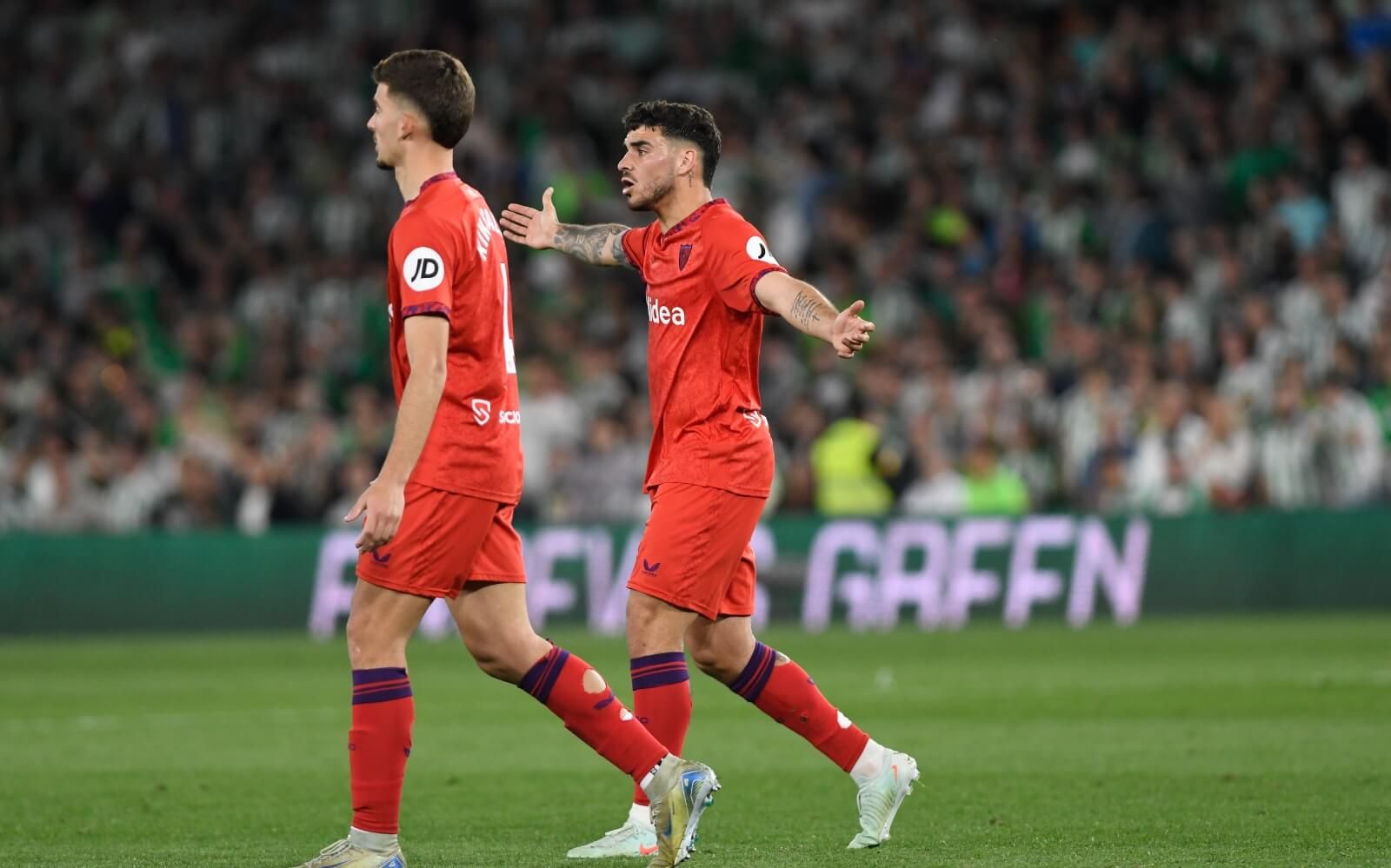  Isaac Romero y Kike Salas, durante el derbi ante el Betis.