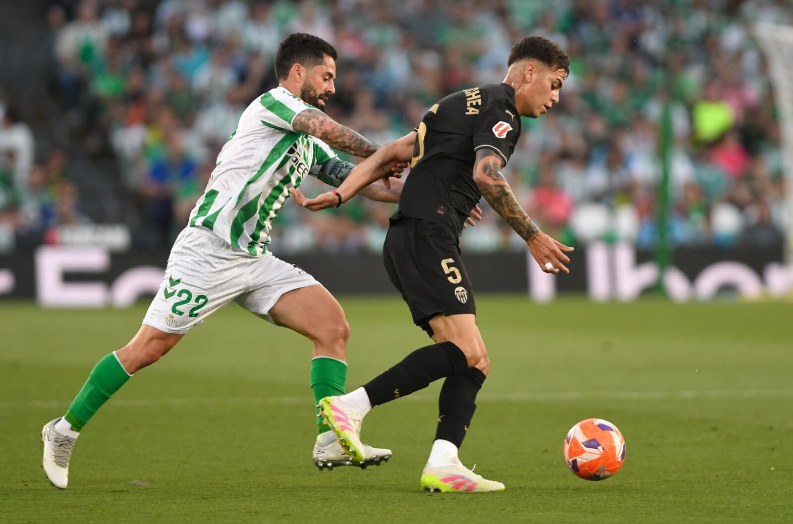Isco y Barrenechea, en el Betis-Valencia.