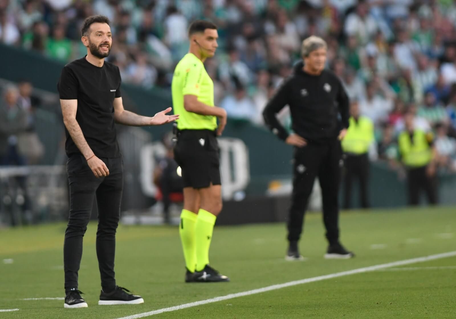 Carlos Corberán y Manuel Pellegrini, en el Betis-Valencia (Foto: Kiko Hurtado).