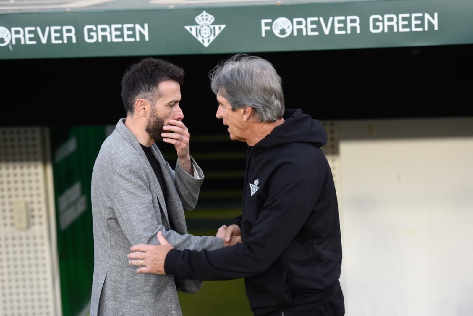 Carlos Corberán y Manuel Pellegrini, en el Betis-Valencia.