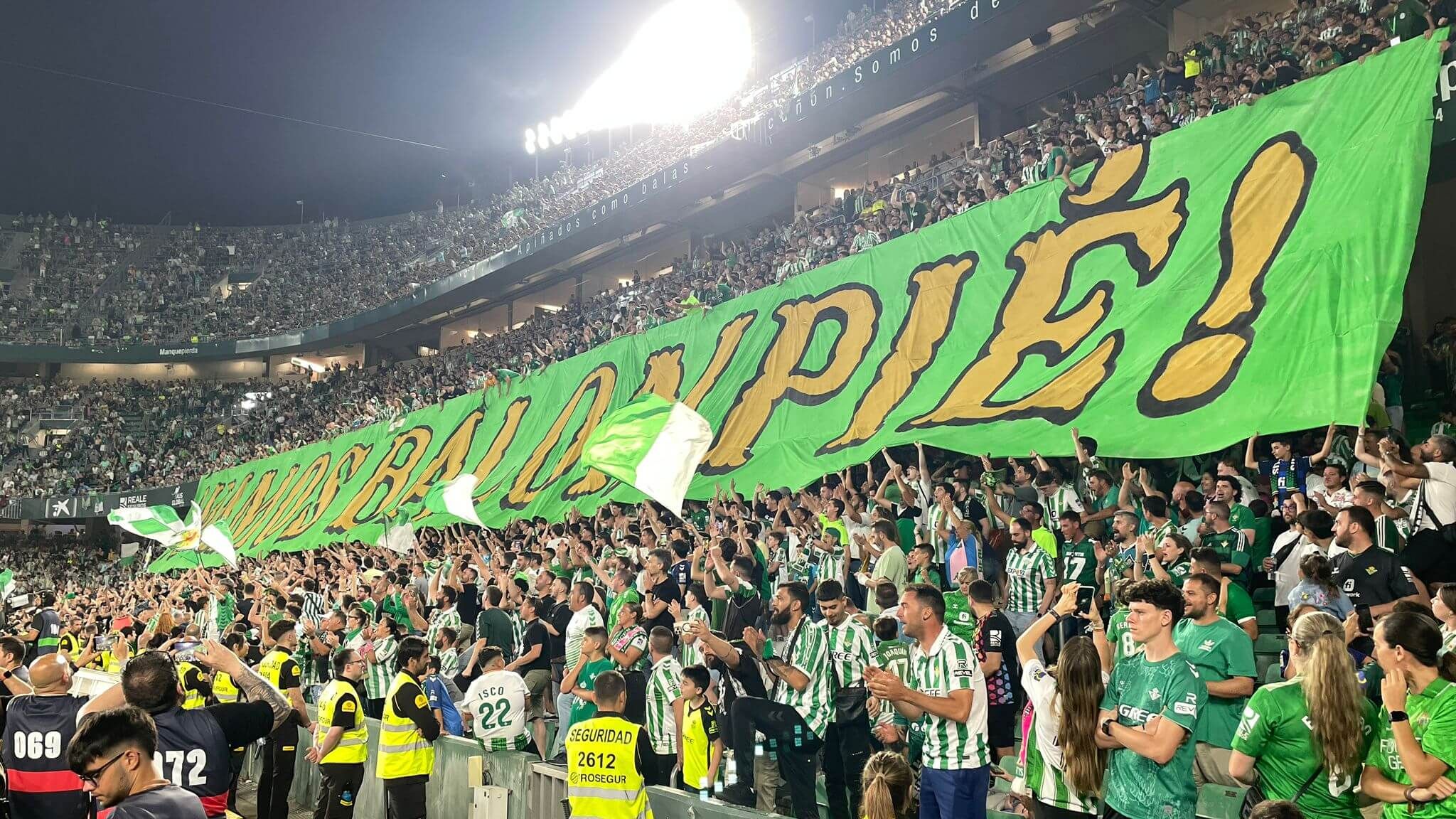 Tifo para alentar al Betis de cara a la final de Breslavia (Foto: Kiko Hurtado).