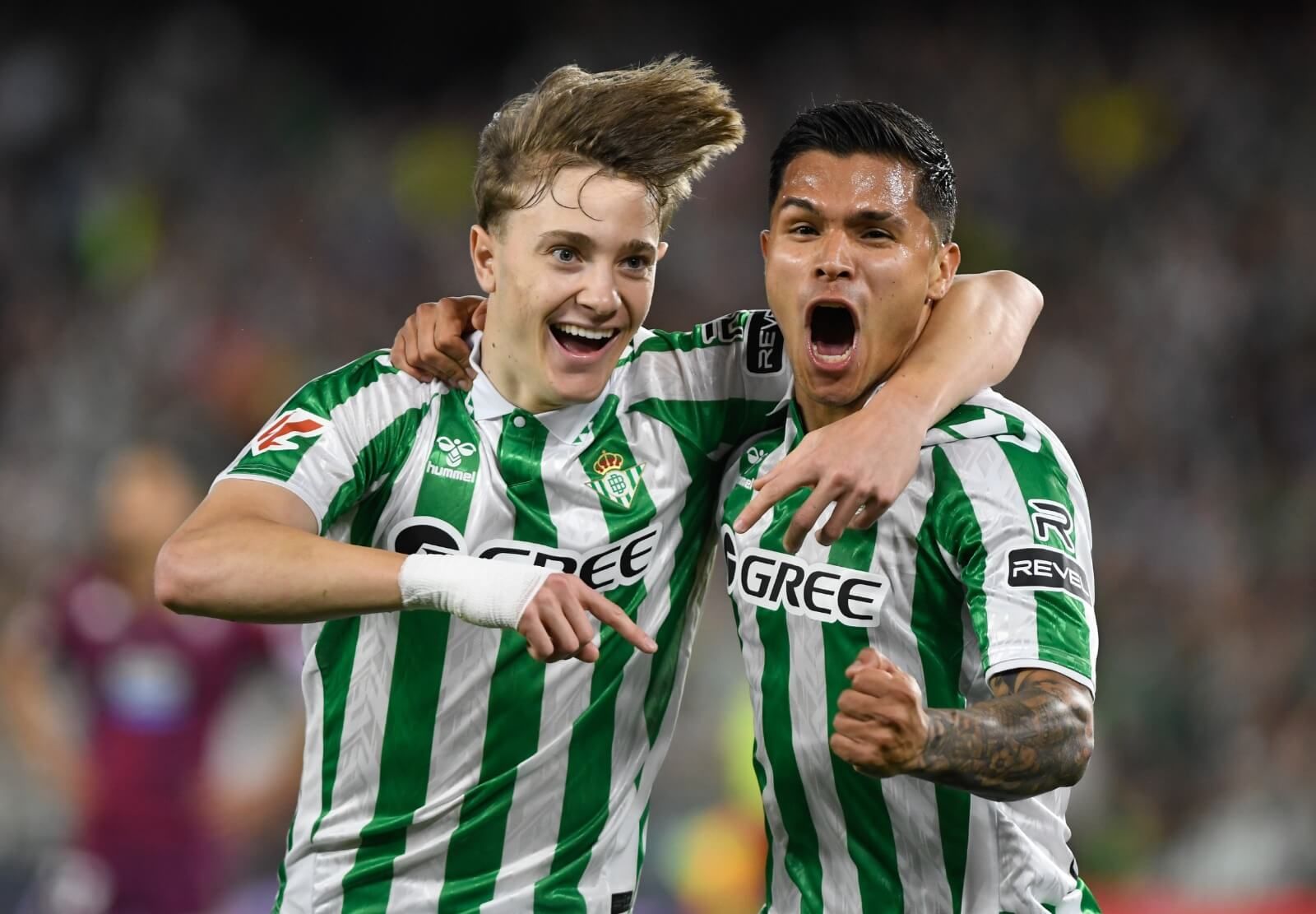  Jesús Rodríguez celebra con Cucho su gol al Valladolid.
