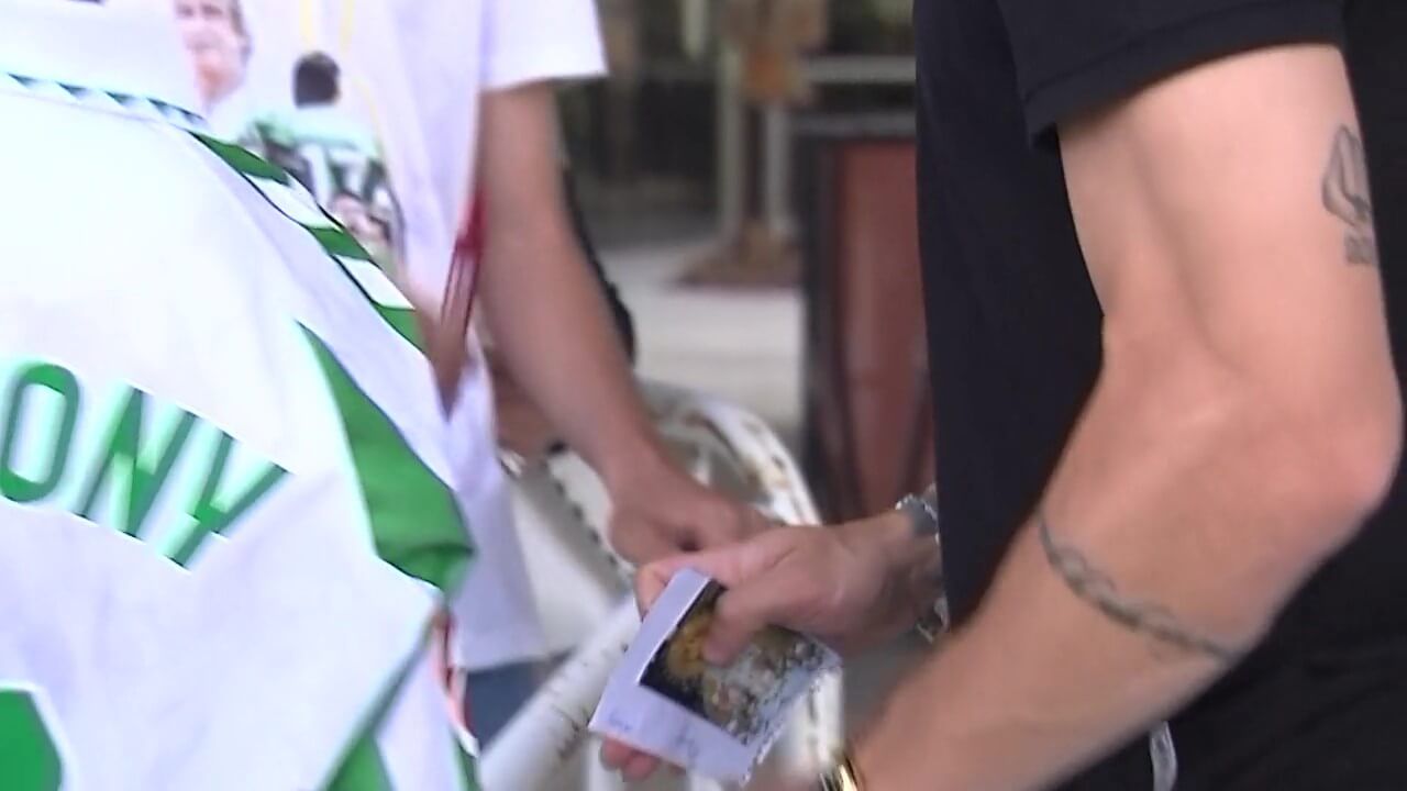  Antony se hace fotos con aficionados del Betis (Imagen: ElDesmarque).