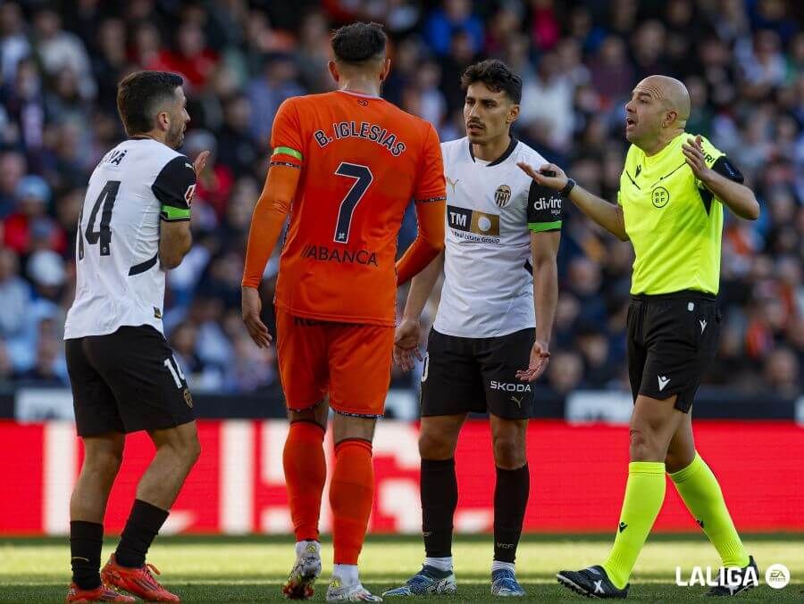Borja Iglesias en Mestalla.