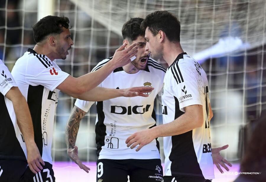 Borja Sánchez celebra su gol al Real Oviedo con el Burgos.