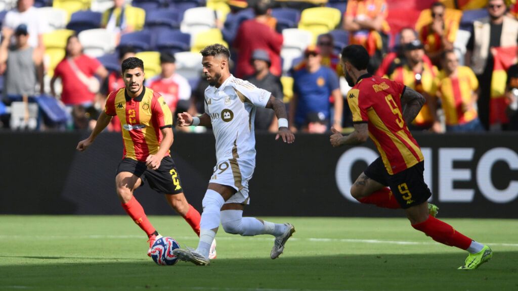  Bouanga, Benali y Rodrigo Rodrigues en el Los Angeles - ES Tunis (Fuente: Cordon Press)