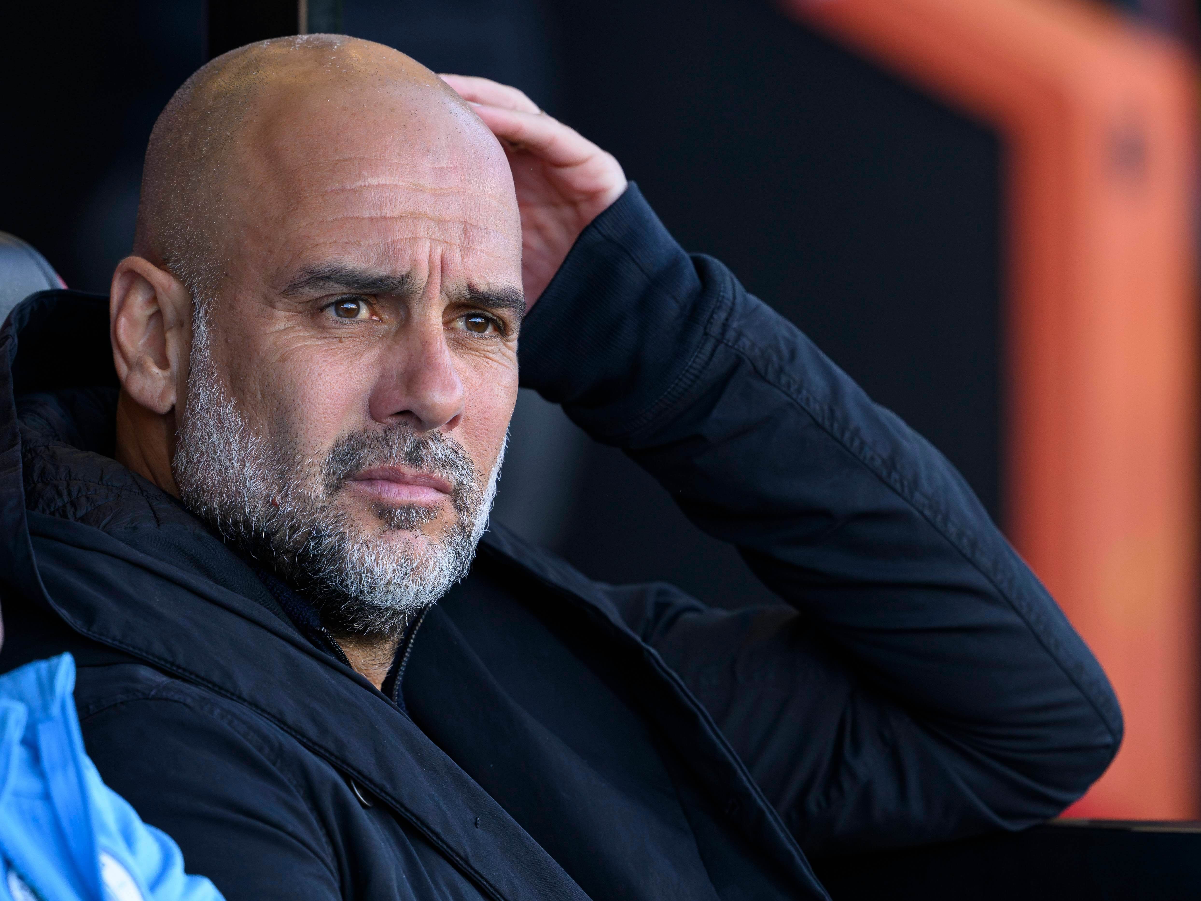  Pep Guardiola, pensativo durante el Bournemouth-Manchester City.