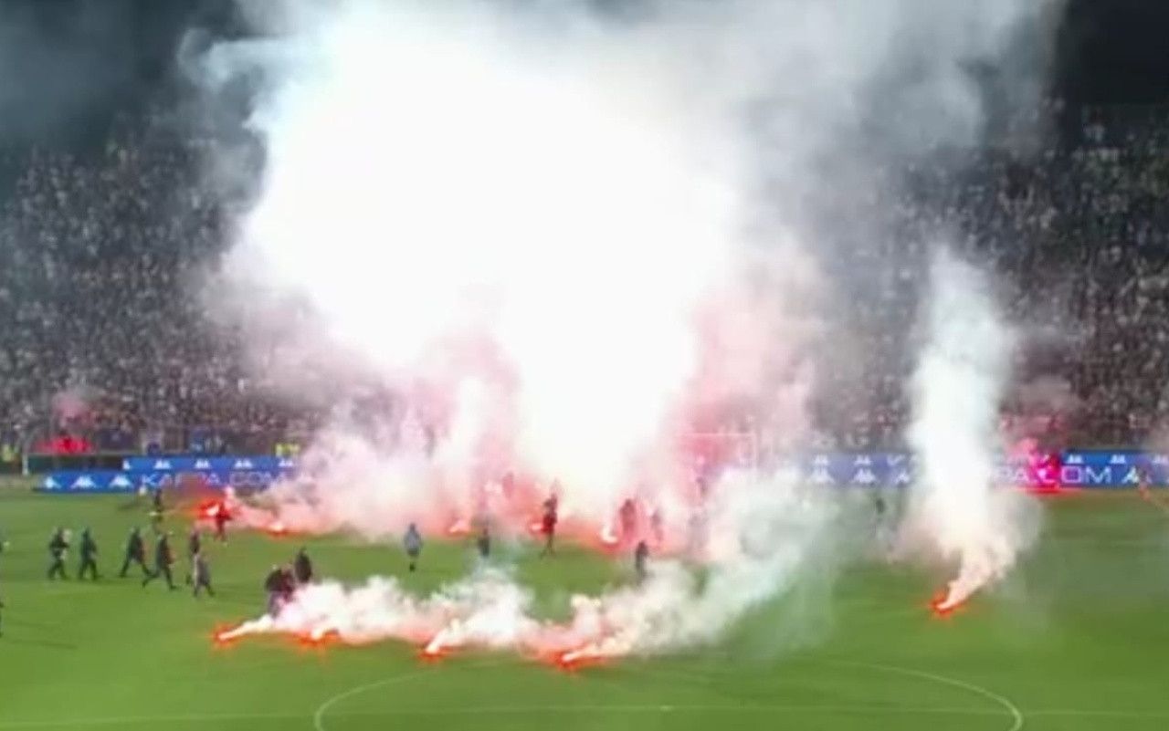  Ultras del Brescia saltan al terreno de juego.jpg