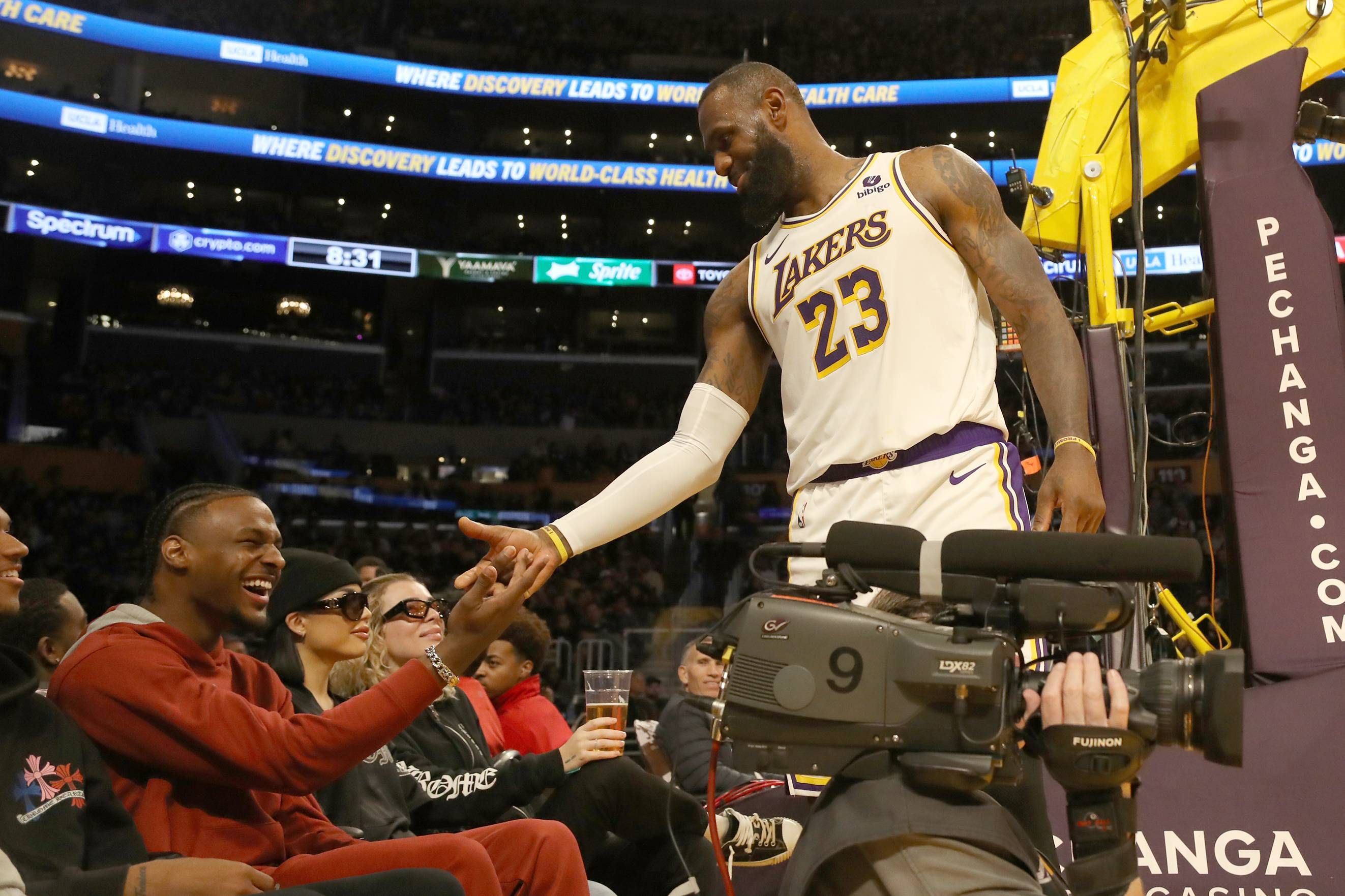  Bronny James viendo el partido de su padre en los Lakers.