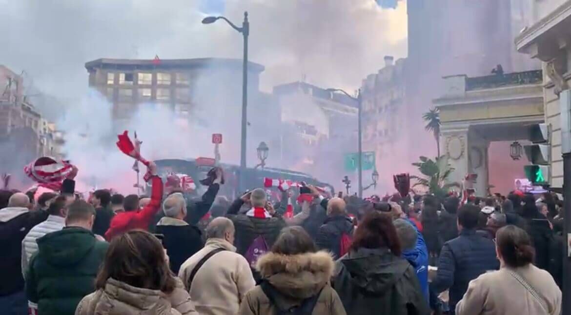  El Athletic Club sale de su hotel hacia San Mamés bien arengado por los aficionados rojiblancos.