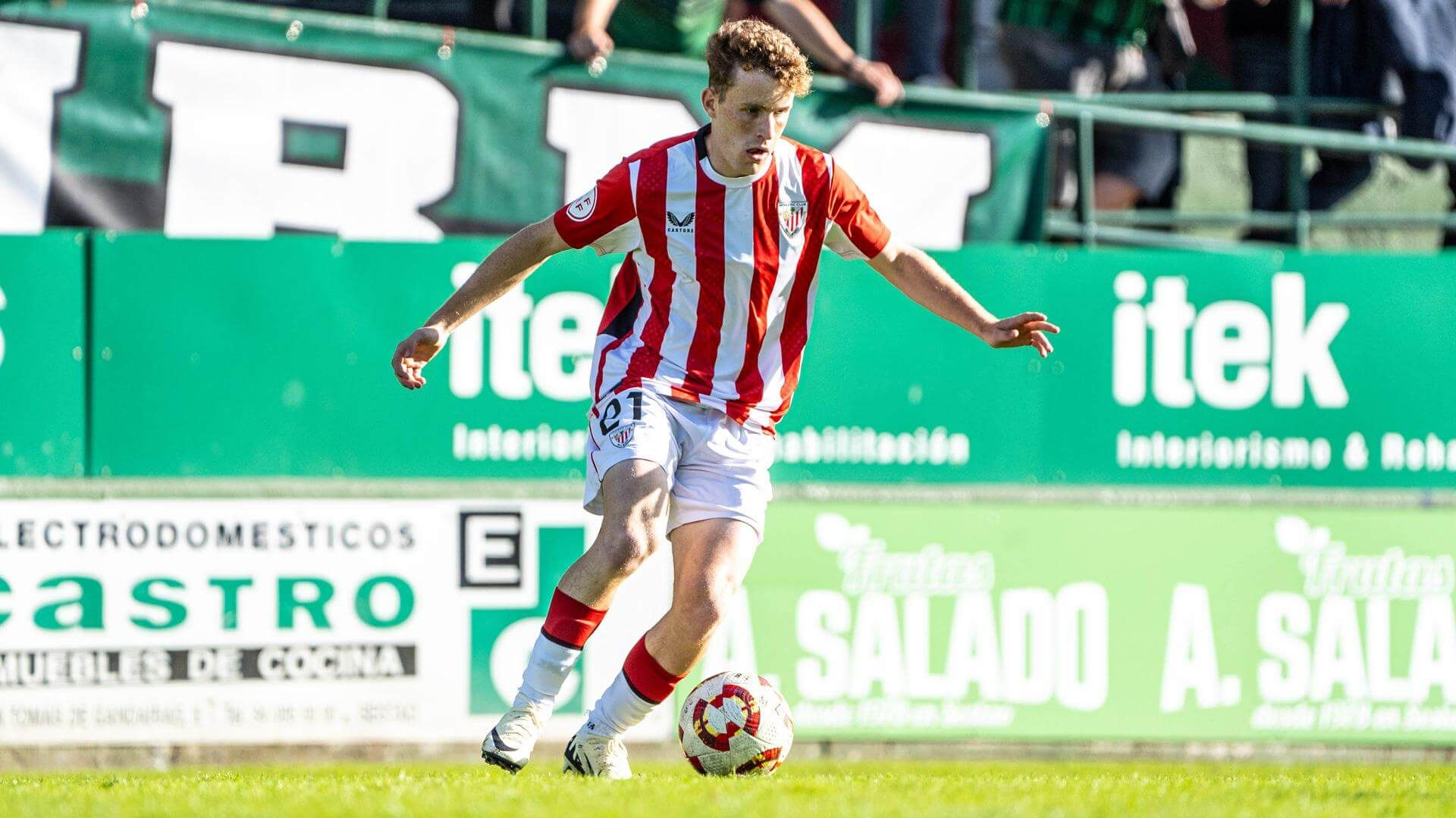  El jugador del Bilbao Athletic Endika Buján jugando un partido en Sestao.