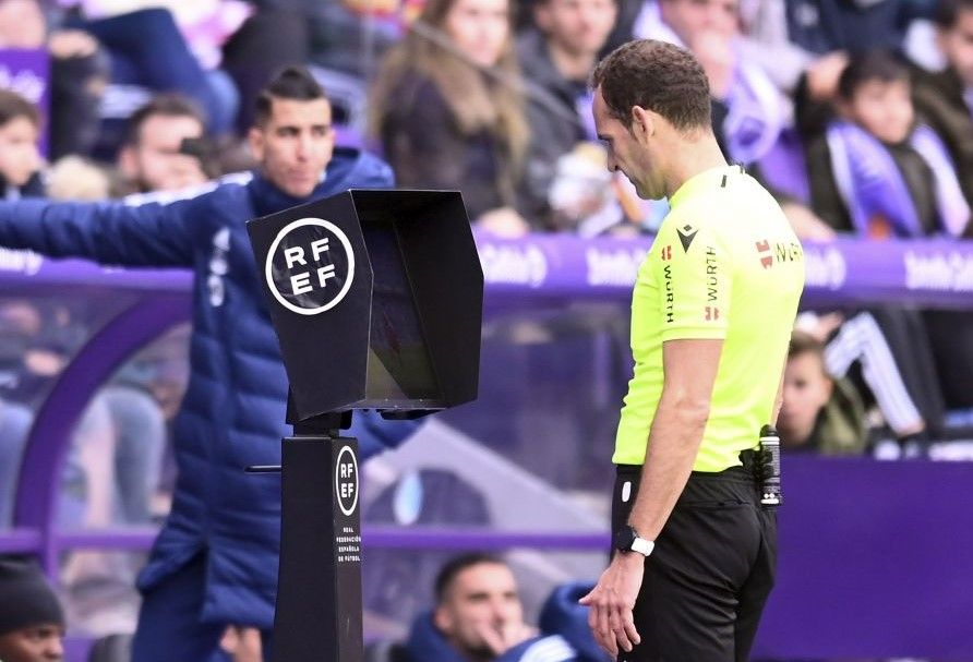  Mario Melero López consulta el VAR en Zorrilla.